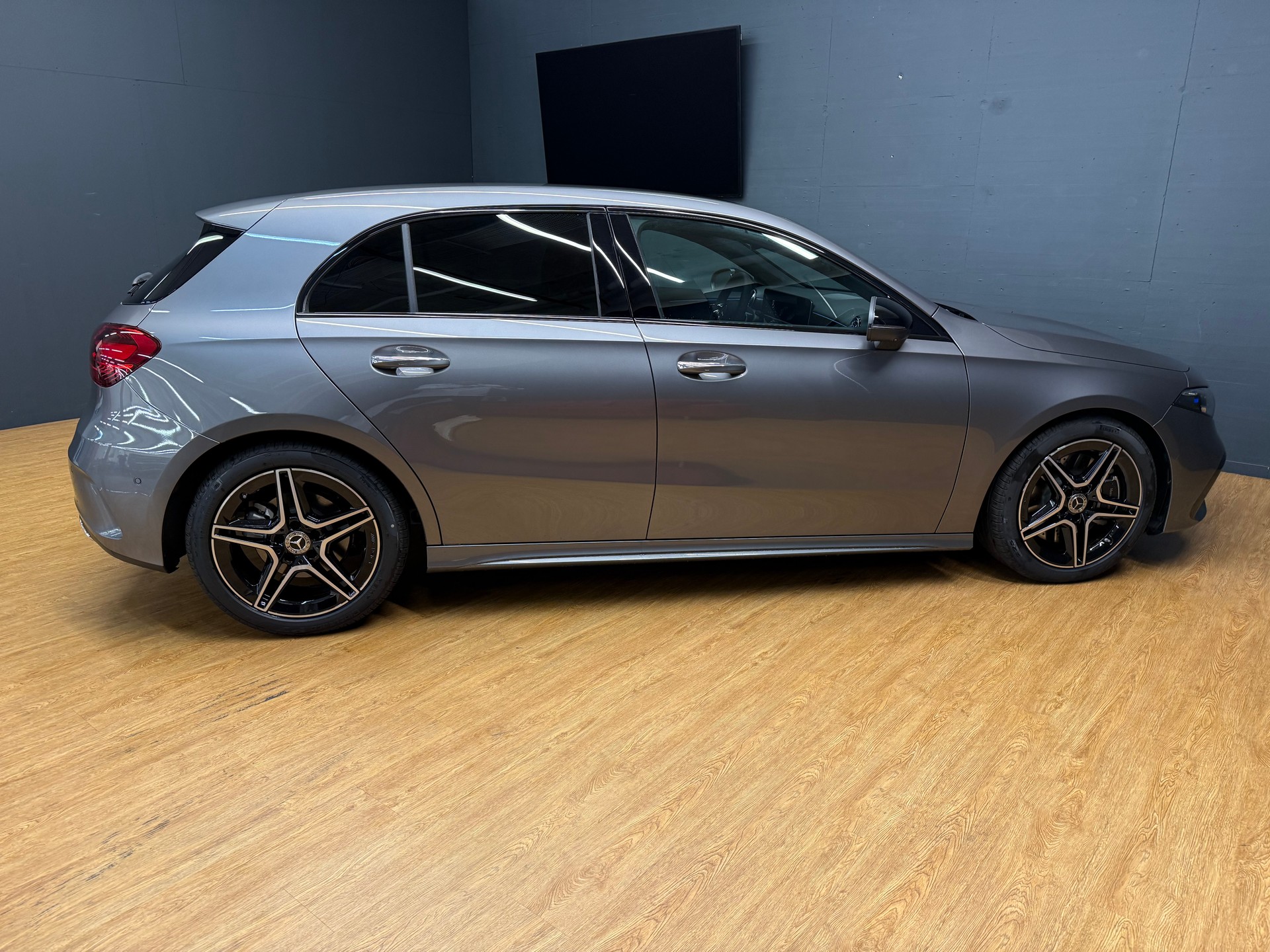 MERCEDES-BENZ A 250 4M - AMG / DISTRONIC / 360 Grad Kamera / Memory / MSI+-image-10