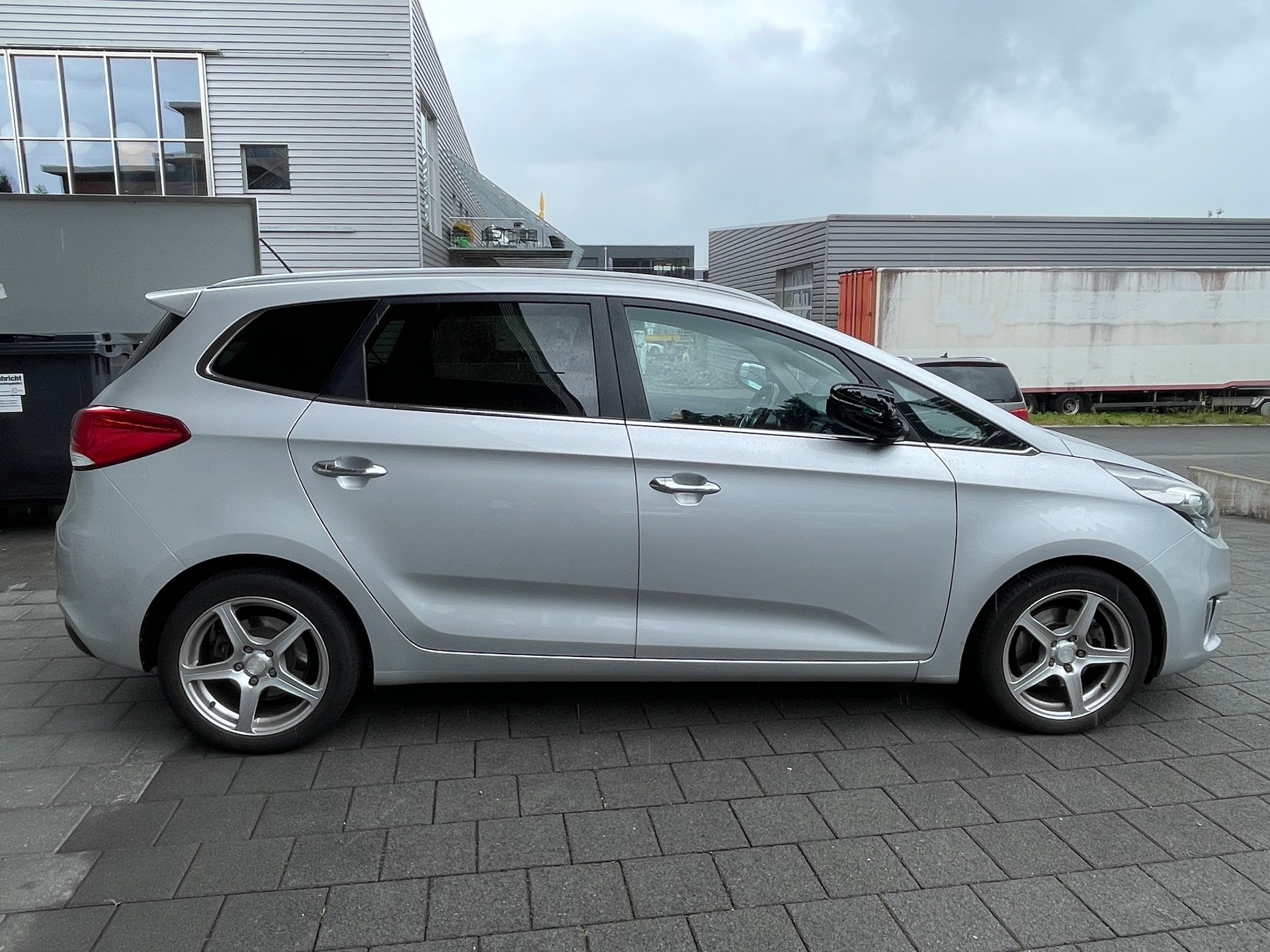KIA Carens 1.7 CRDi Style DCT-image-3