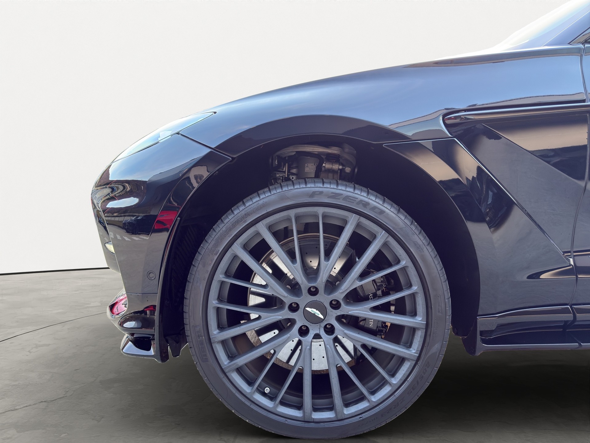 ASTON MARTIN DBX 707 NEW MODEL-image-13