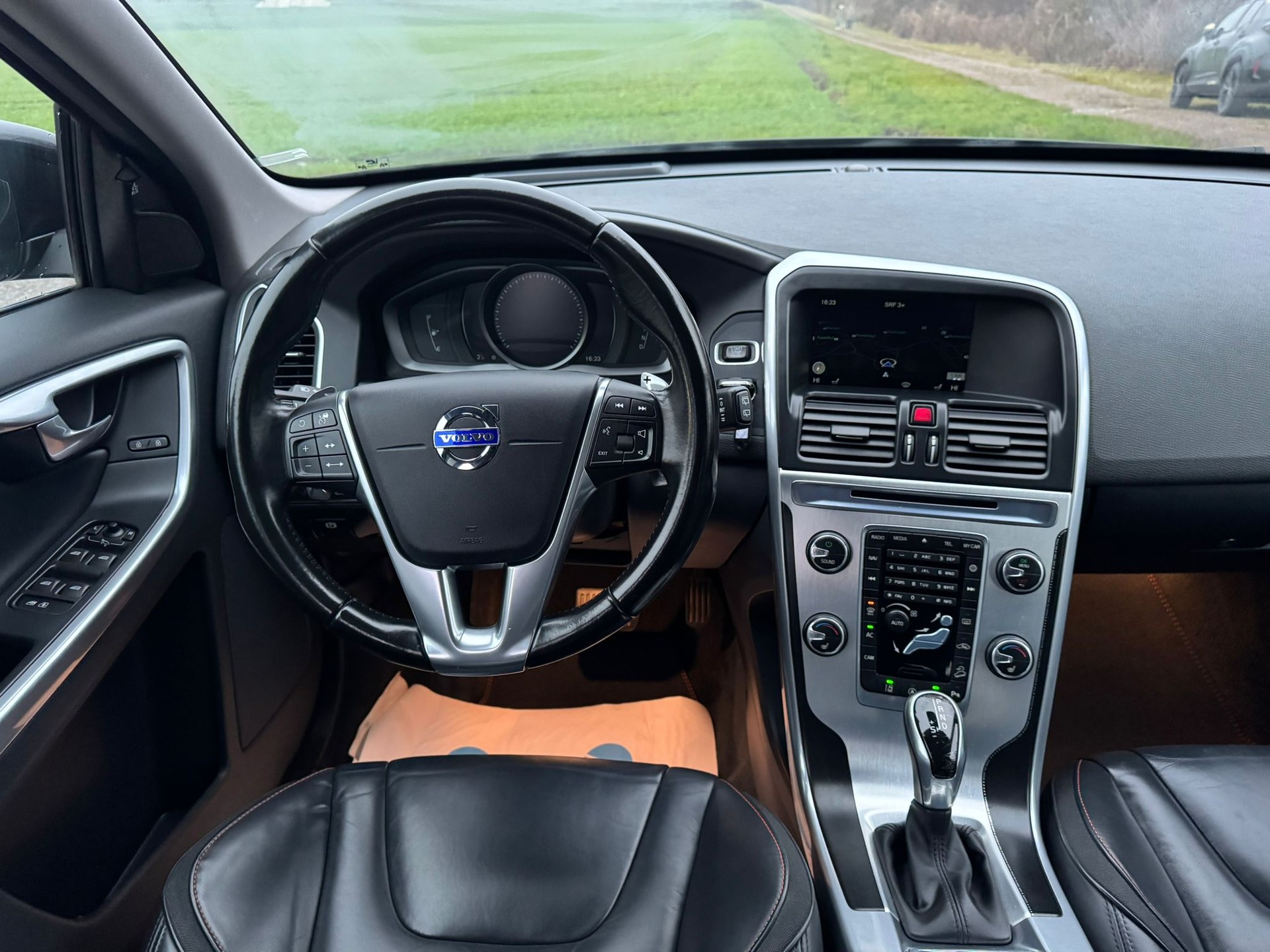 VOLVO XC60 D5 AWD OceanRace Geartronic-image-17