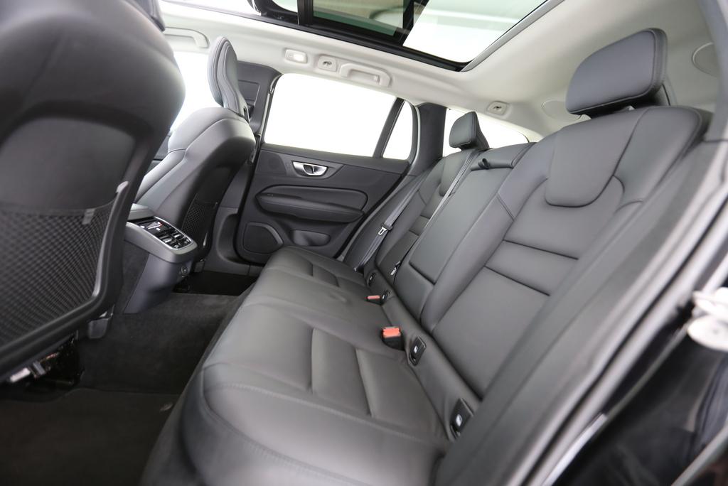 VOLVO V60 2.0 B4 Ultra Dark-image-7
