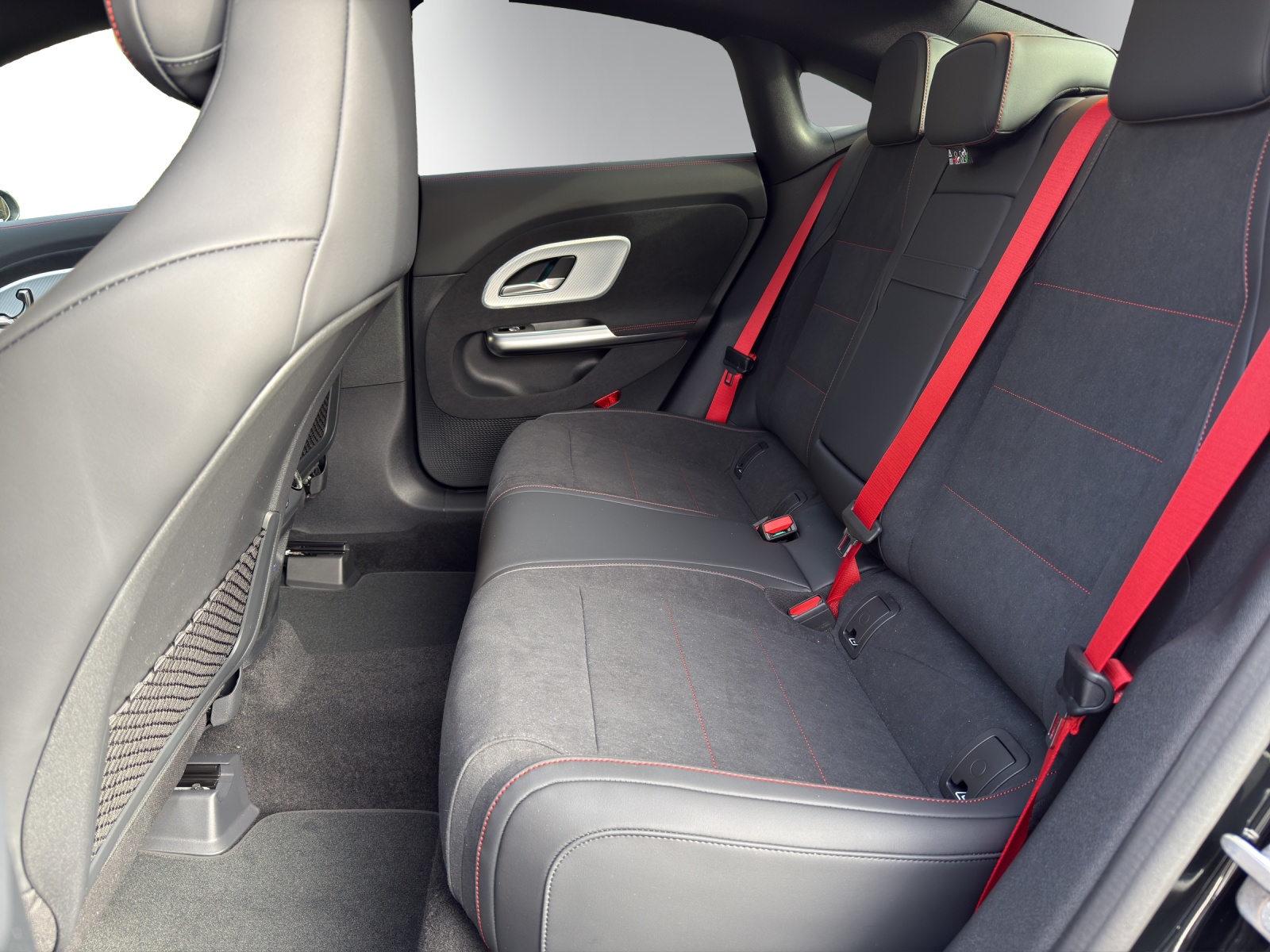 MERCEDES-BENZ CLA 200 8G-DCT 4Matic-image-8