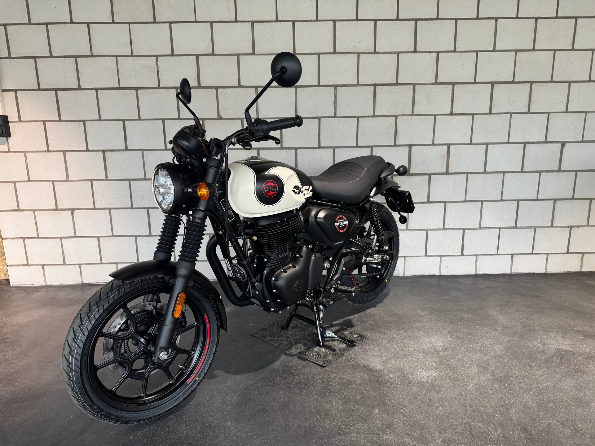 ROYAL ENFIELD HNTR 350-showroom-element-2