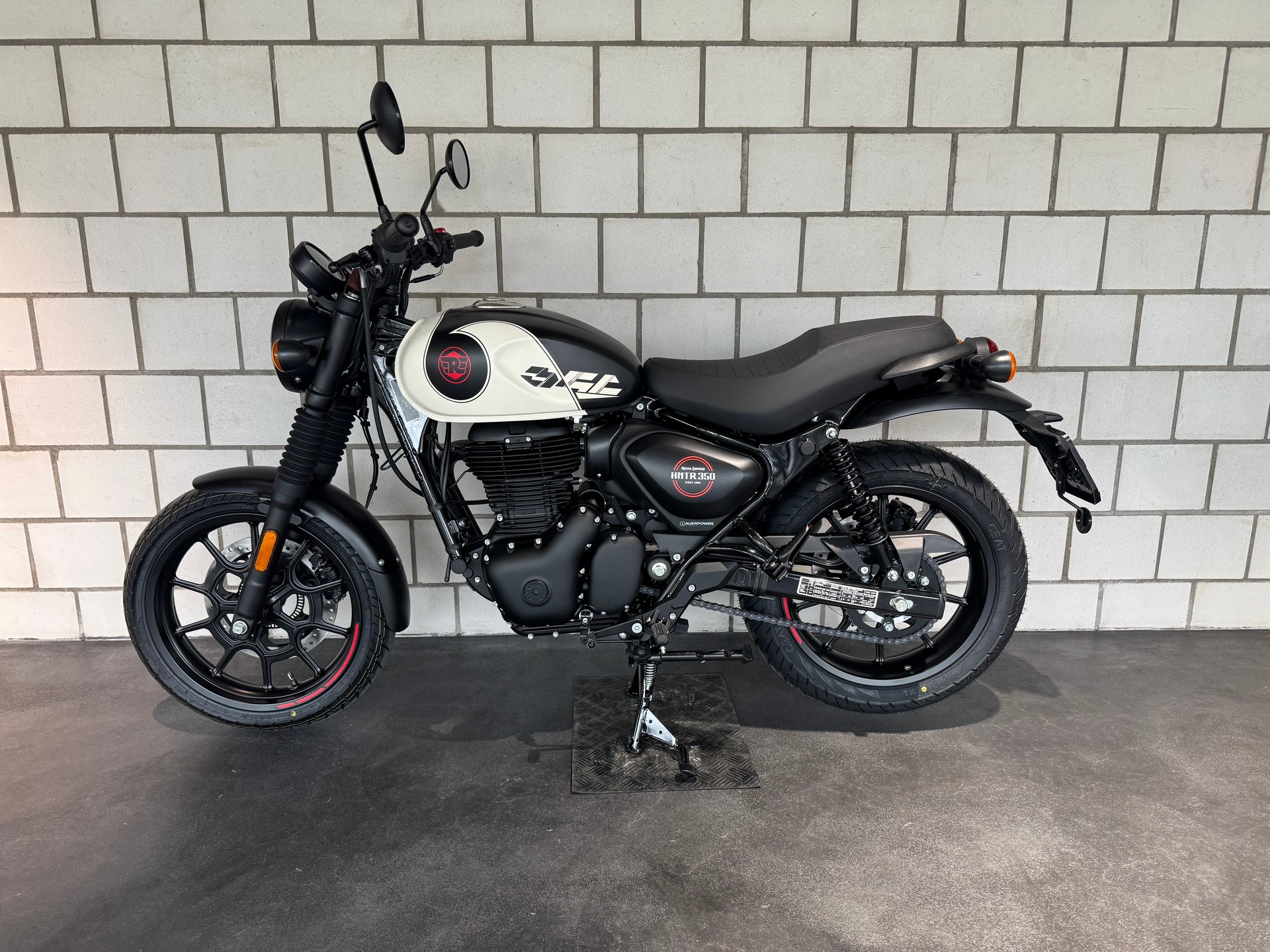 ROYAL ENFIELD HNTR 350-showroom-element-3