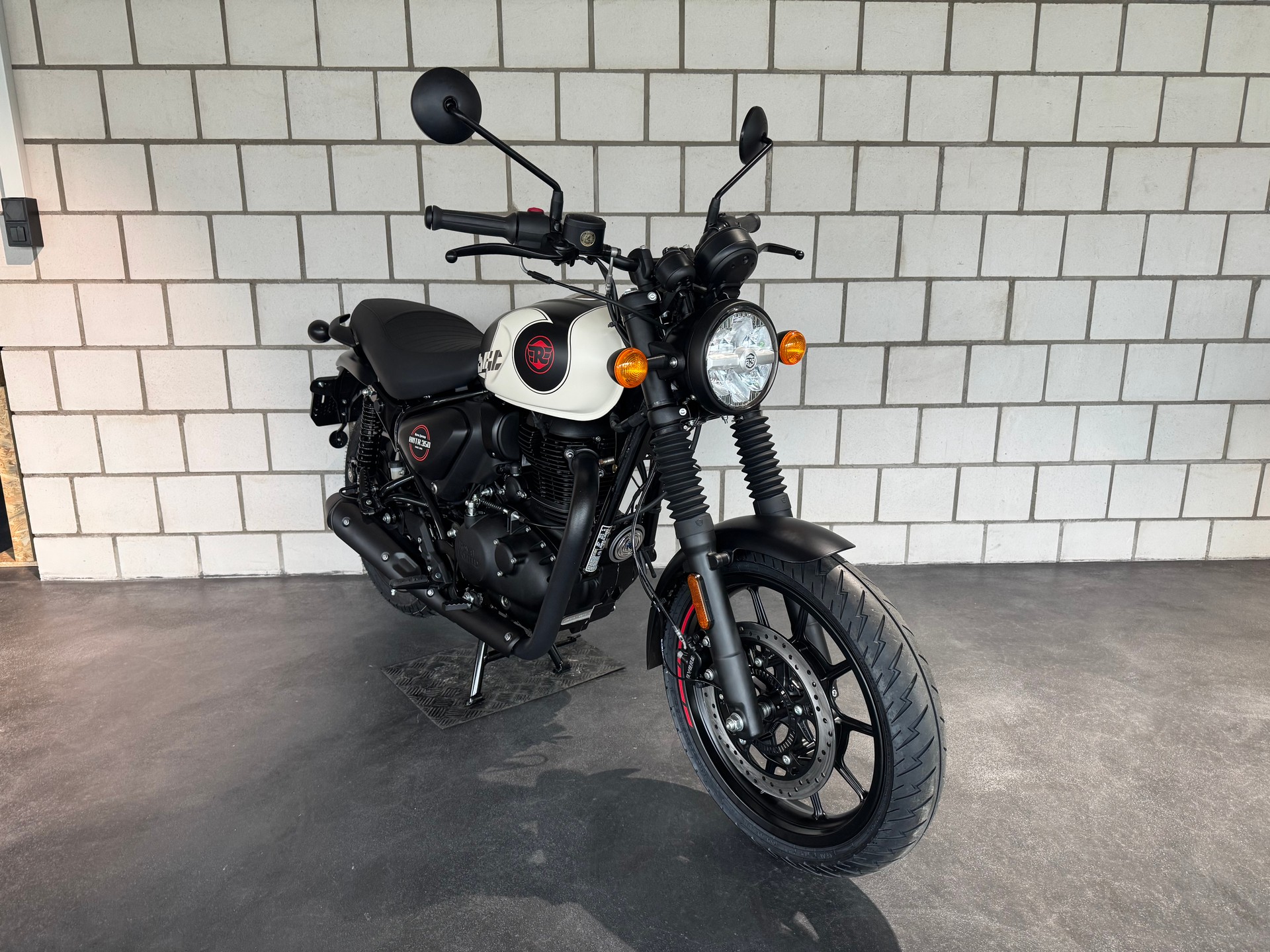 ROYAL ENFIELD HNTR 350-showroom-element-1