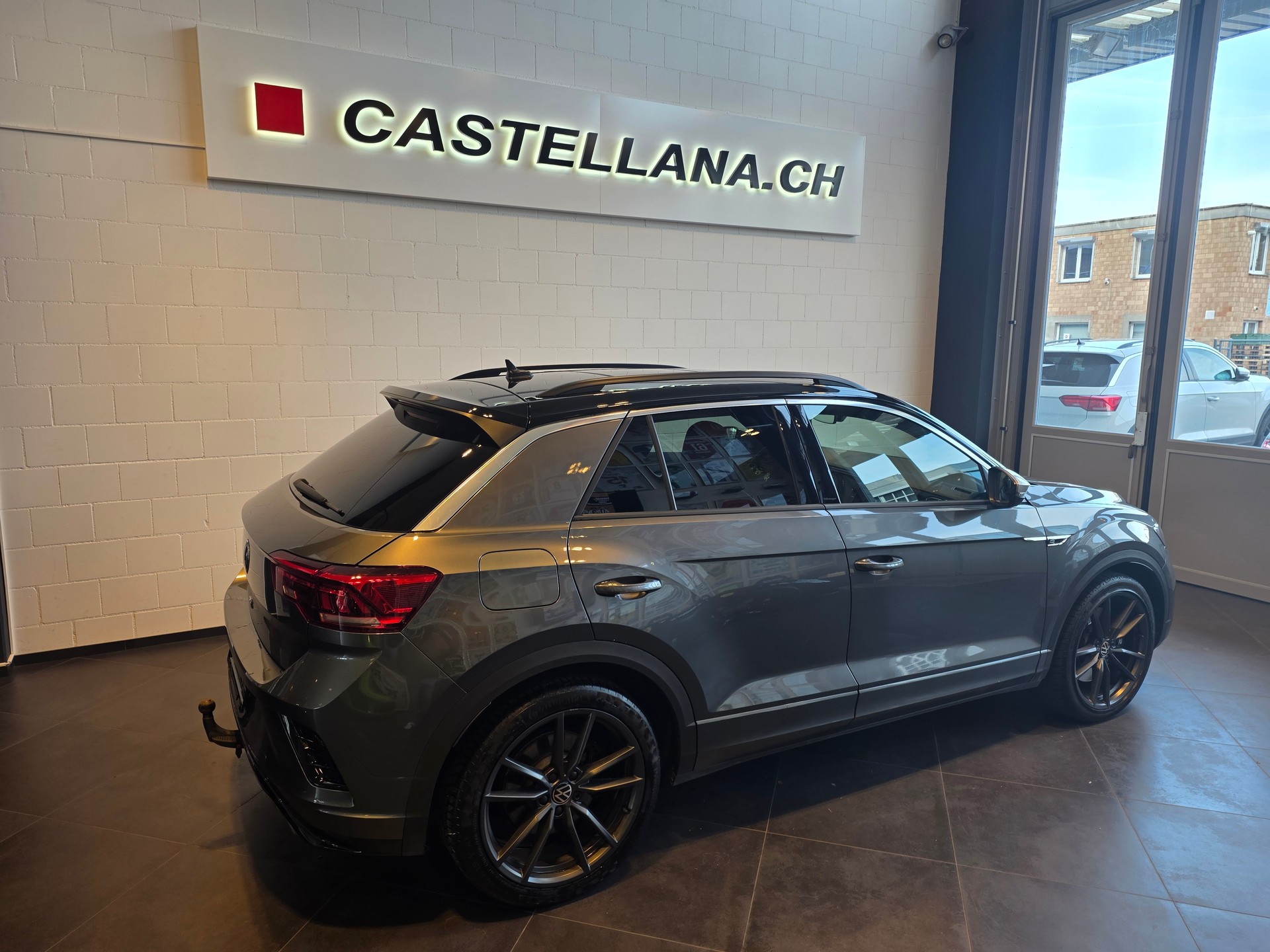 VW T-Roc 2.0 TSI R 4M-image-4