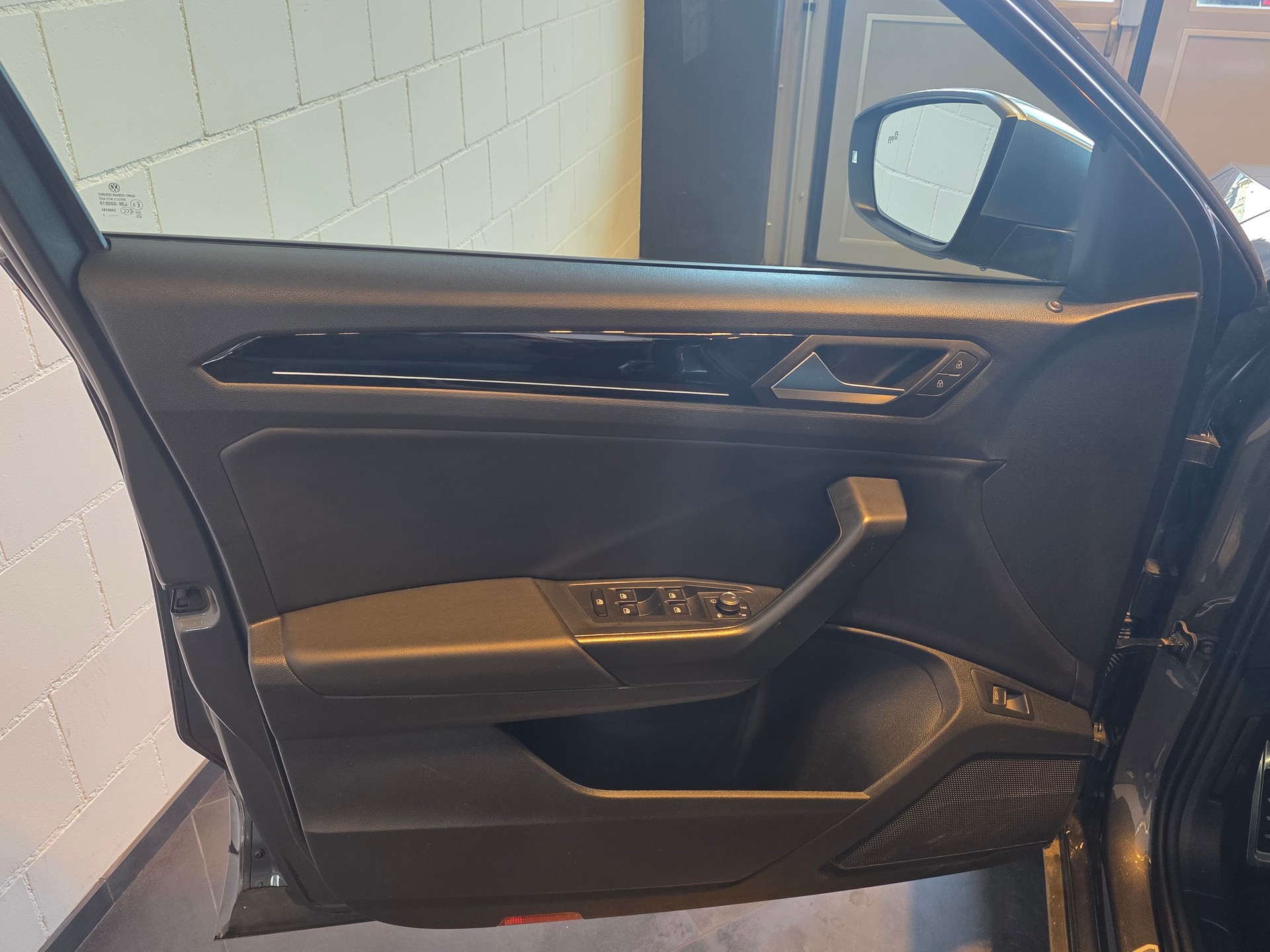 VW T-Roc 2.0 TSI R 4M-image-6