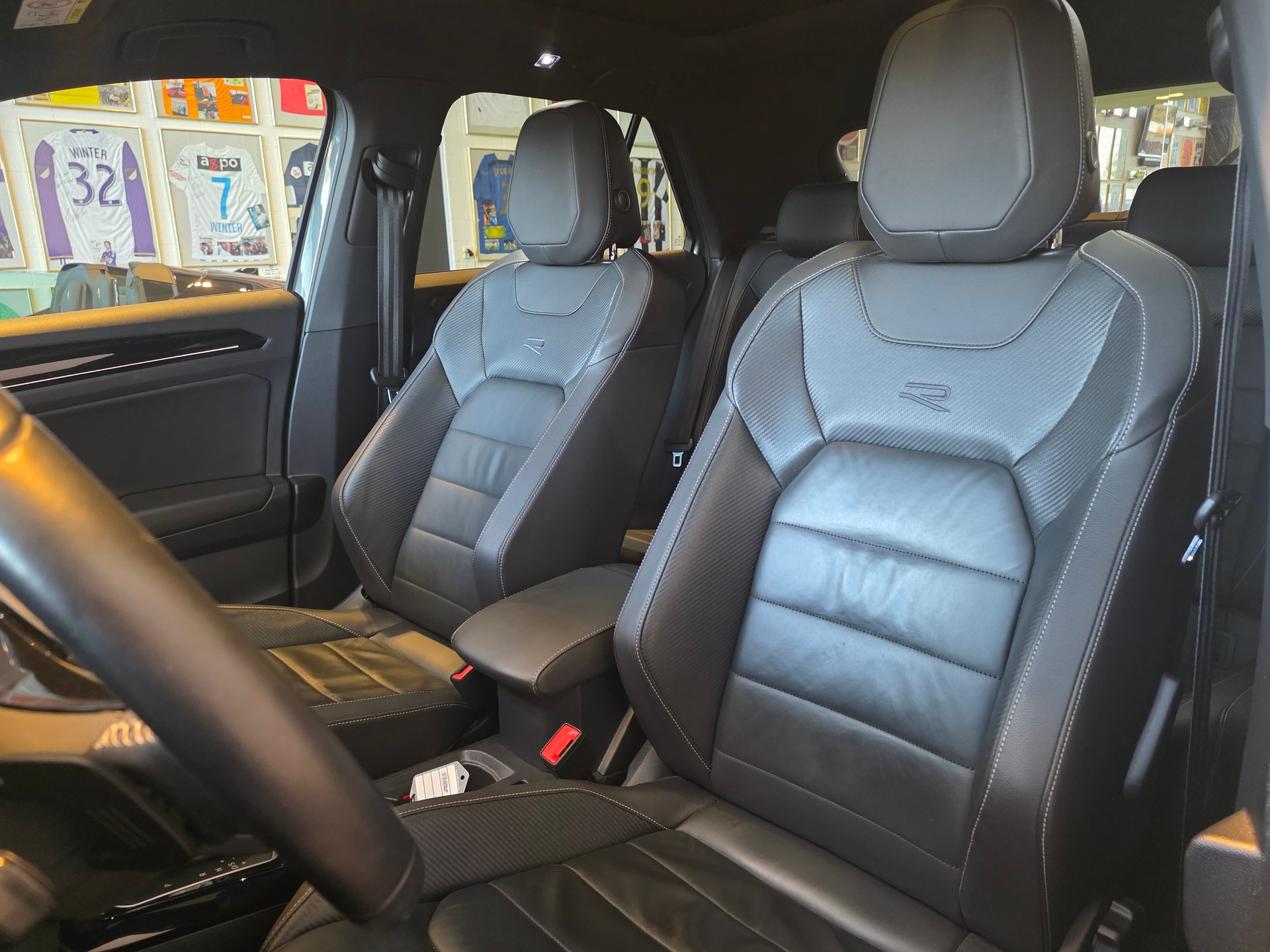 VW T-Roc 2.0 TSI R 4M-image-8