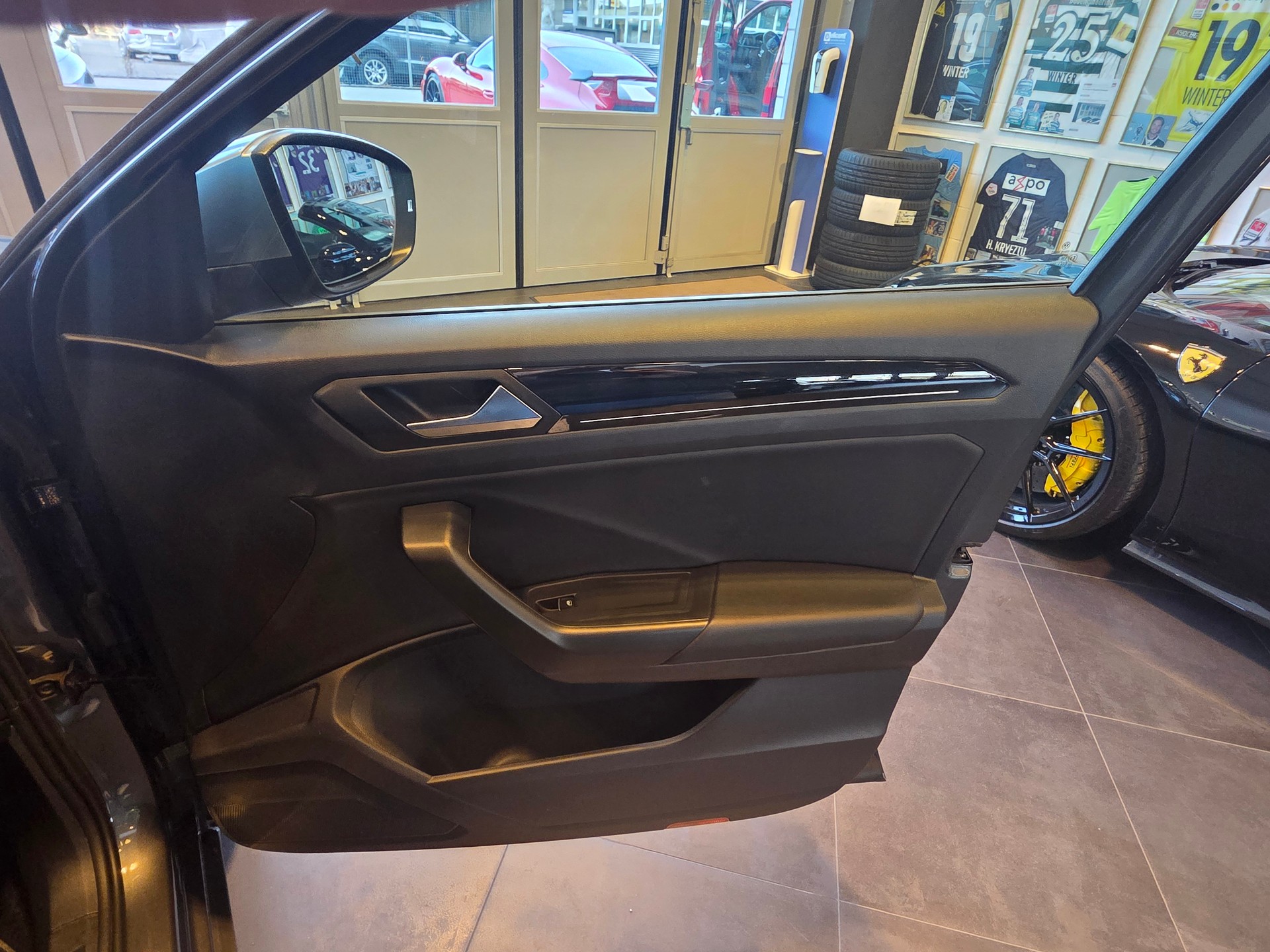 VW T-Roc 2.0 TSI R 4M-image-14