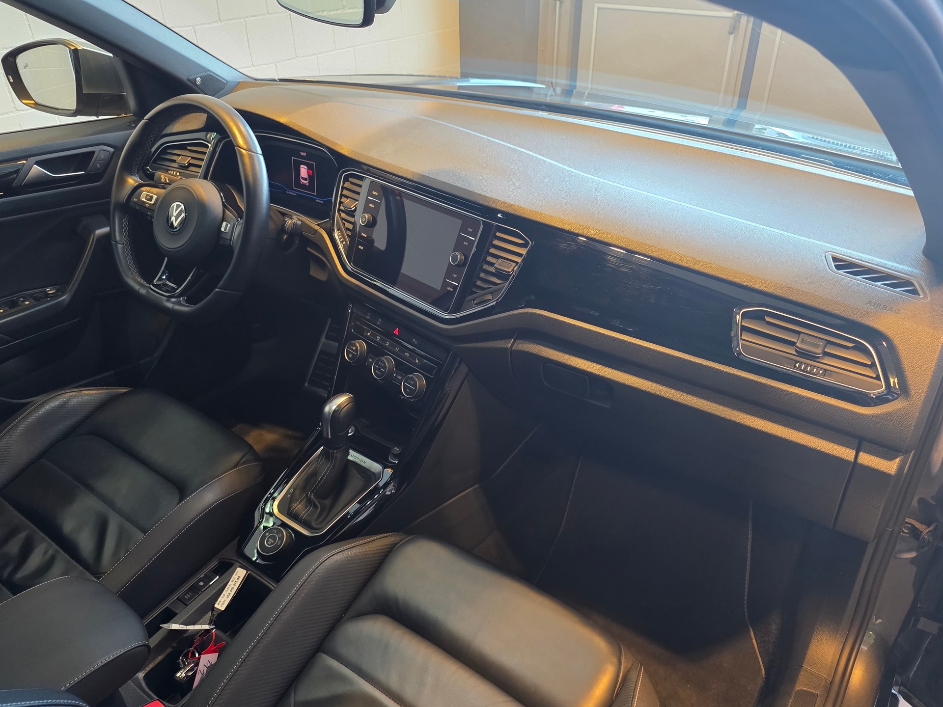 VW T-Roc 2.0 TSI R 4M-image-16