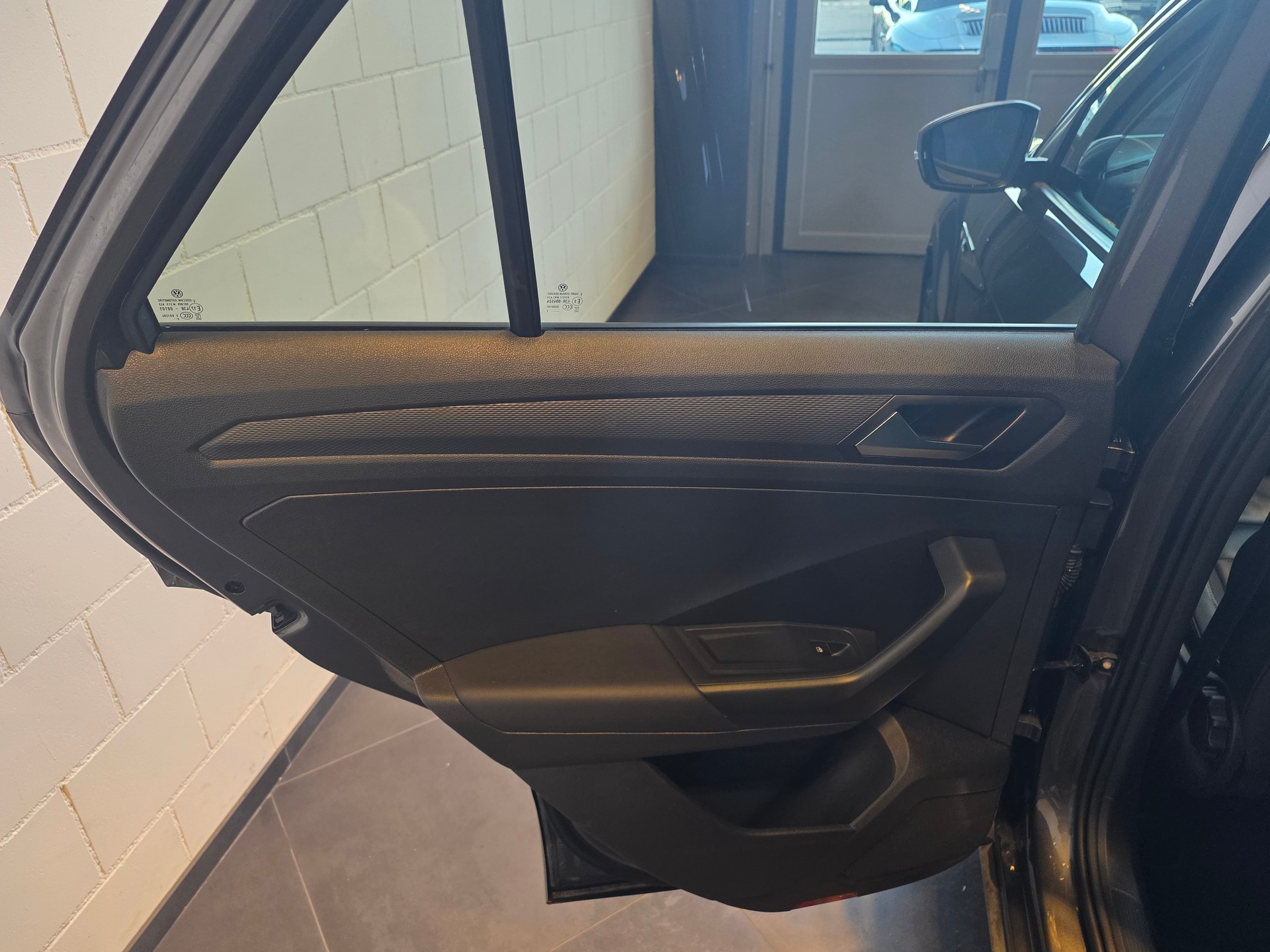 VW T-Roc 2.0 TSI R 4M-image-10