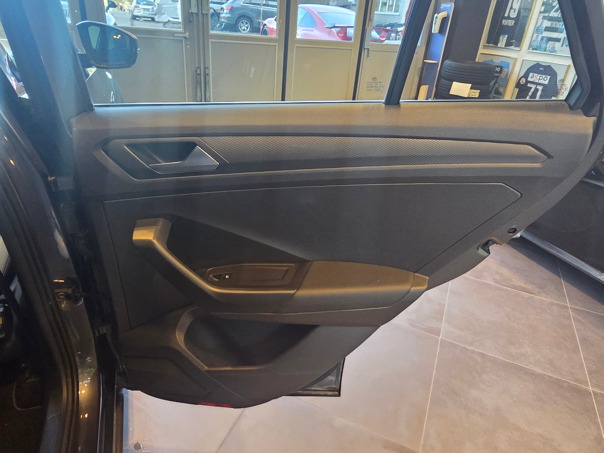 VW T-Roc 2.0 TSI R 4M-image-12