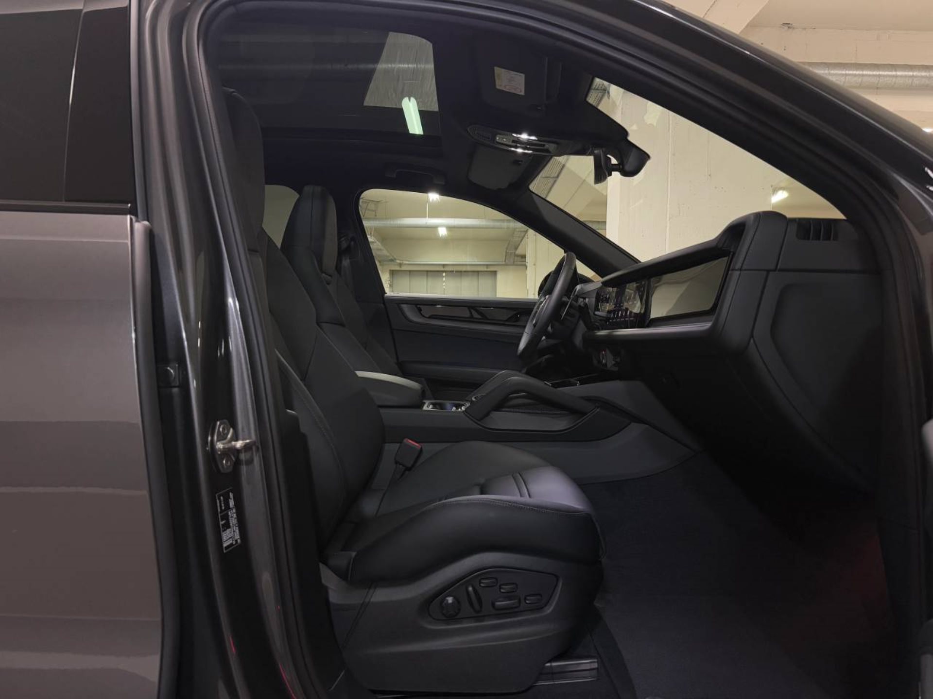 PORSCHE Cayenne E-Hybrid Black Edition-image-19