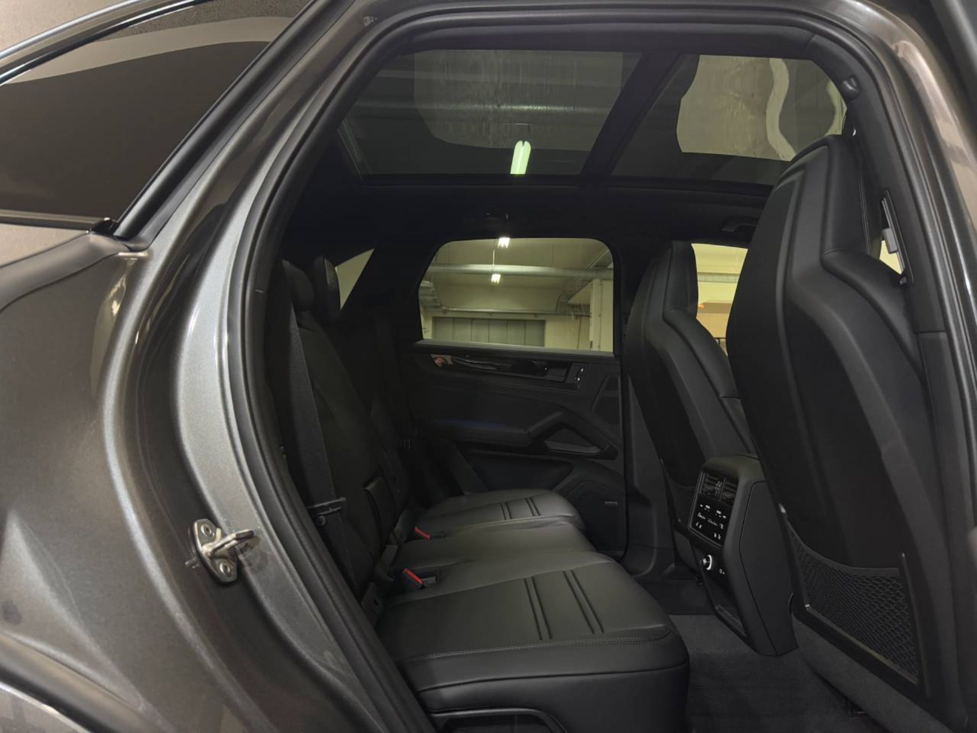 PORSCHE Cayenne E-Hybrid Black Edition-image-20