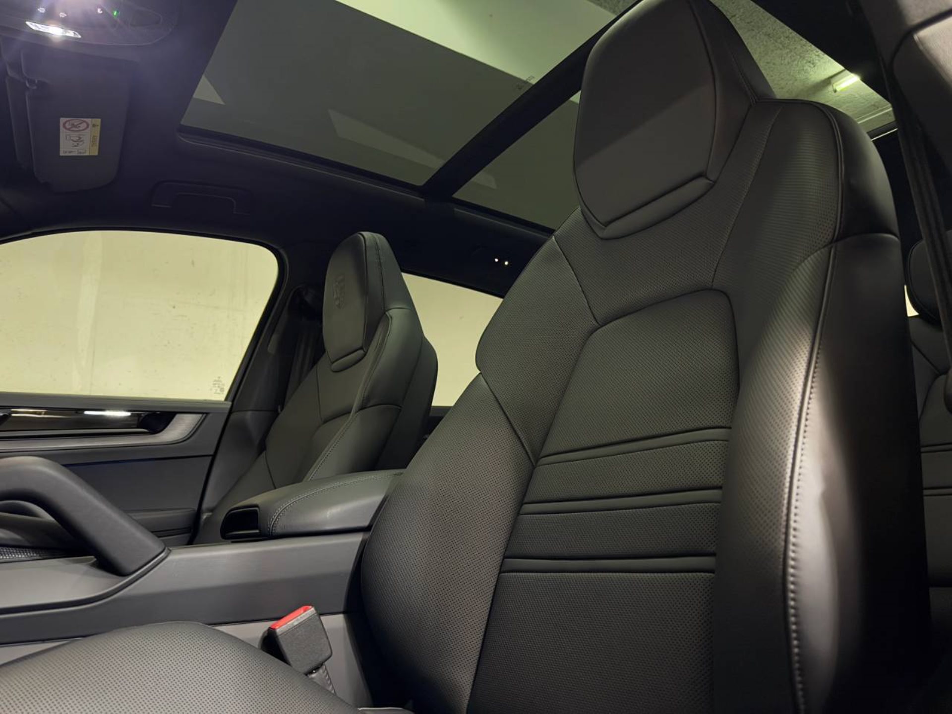 PORSCHE Cayenne E-Hybrid Black Edition-image-4
