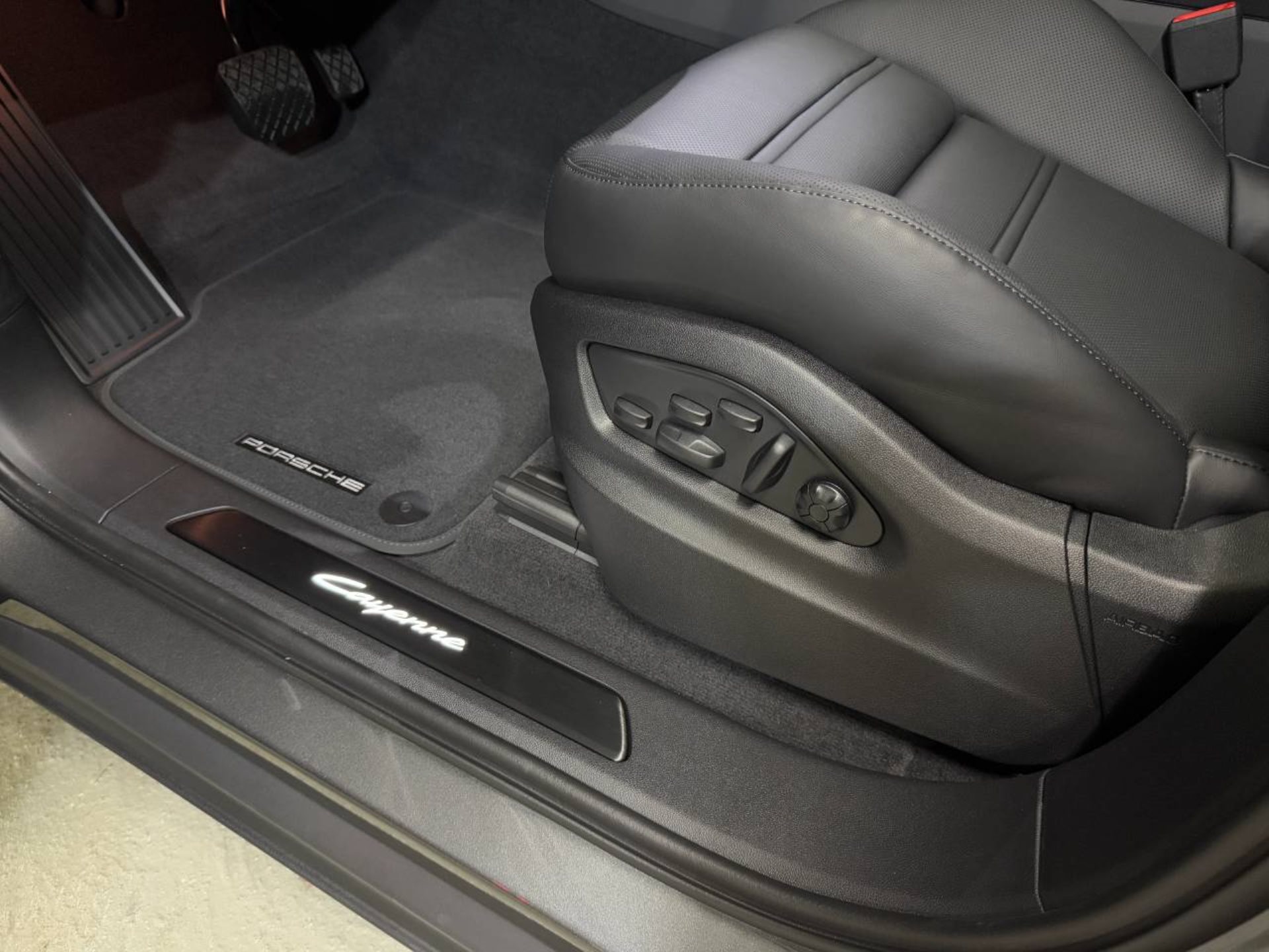 PORSCHE Cayenne E-Hybrid Black Edition-image-25