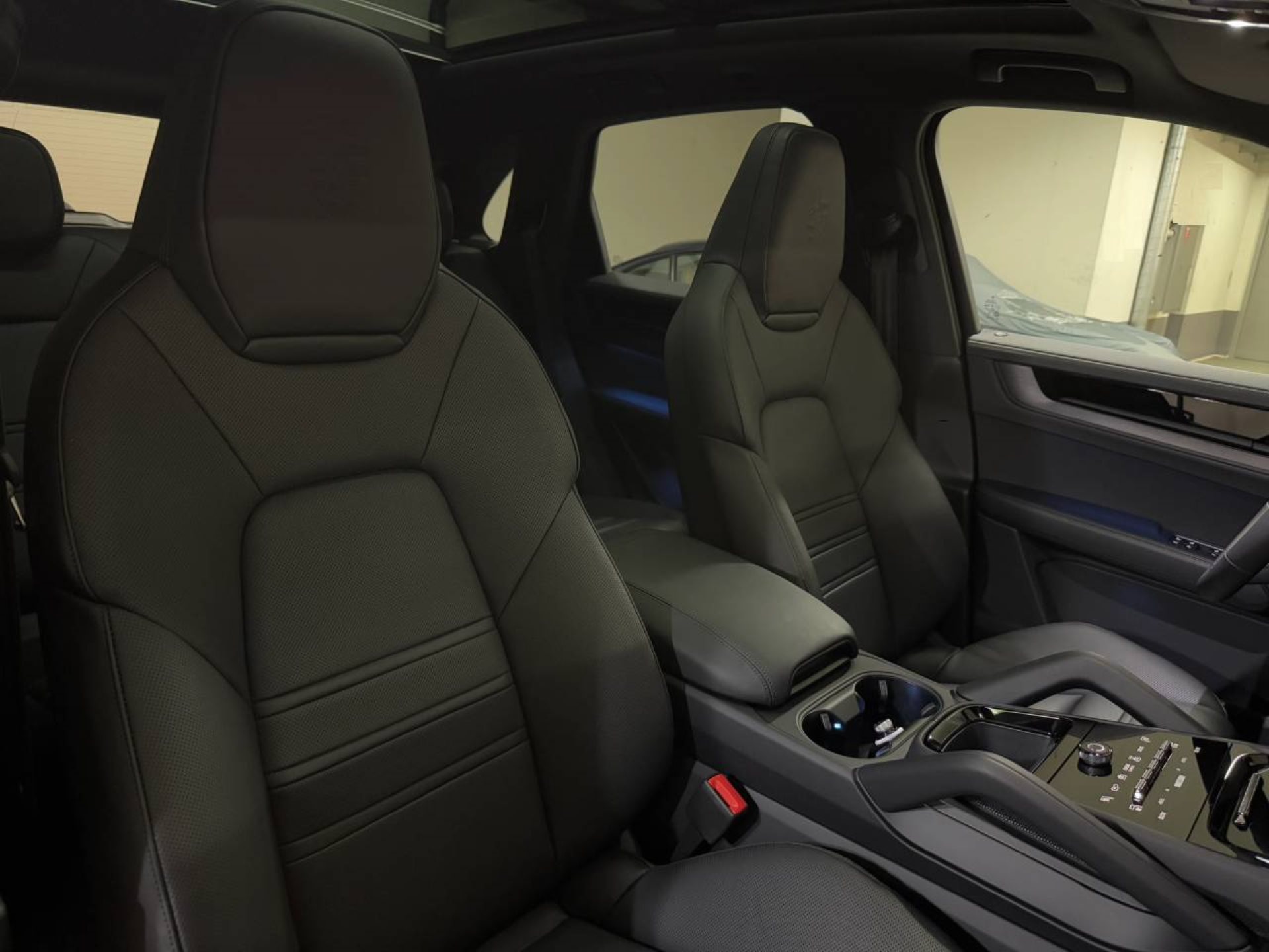 PORSCHE Cayenne E-Hybrid Black Edition-image-18
