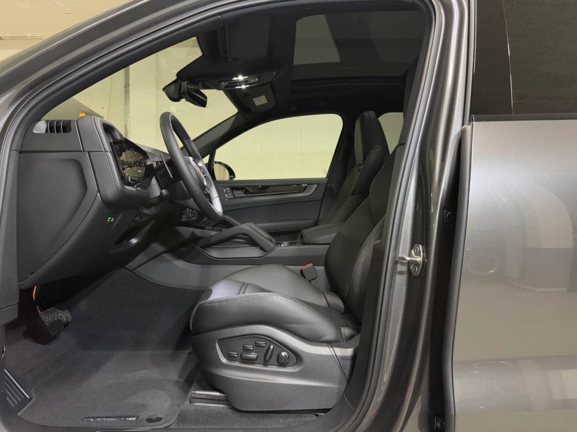 PORSCHE Cayenne E-Hybrid Black Edition-image-13