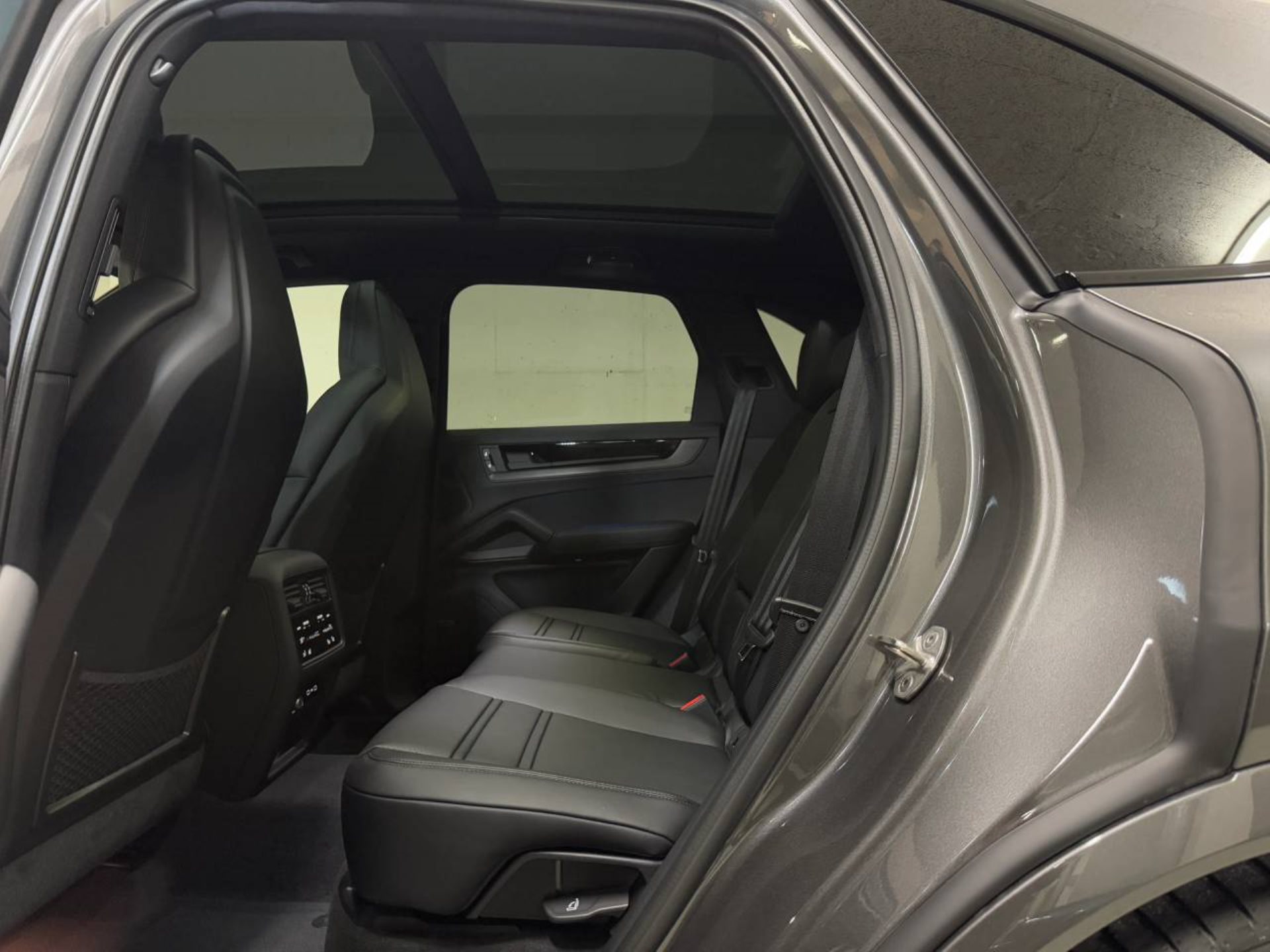 PORSCHE Cayenne E-Hybrid Black Edition-image-22