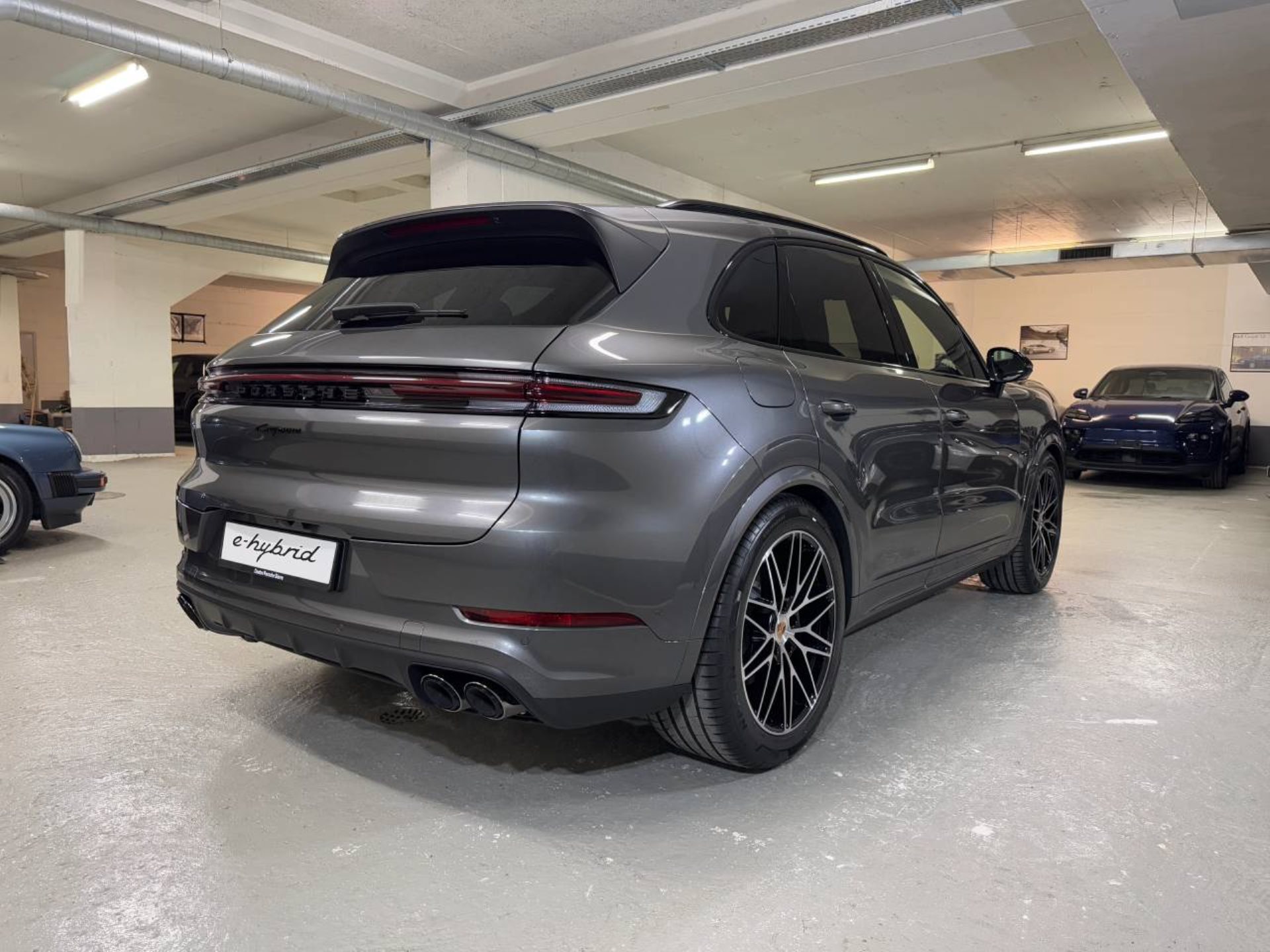 PORSCHE Cayenne E-Hybrid Black Edition-image-6