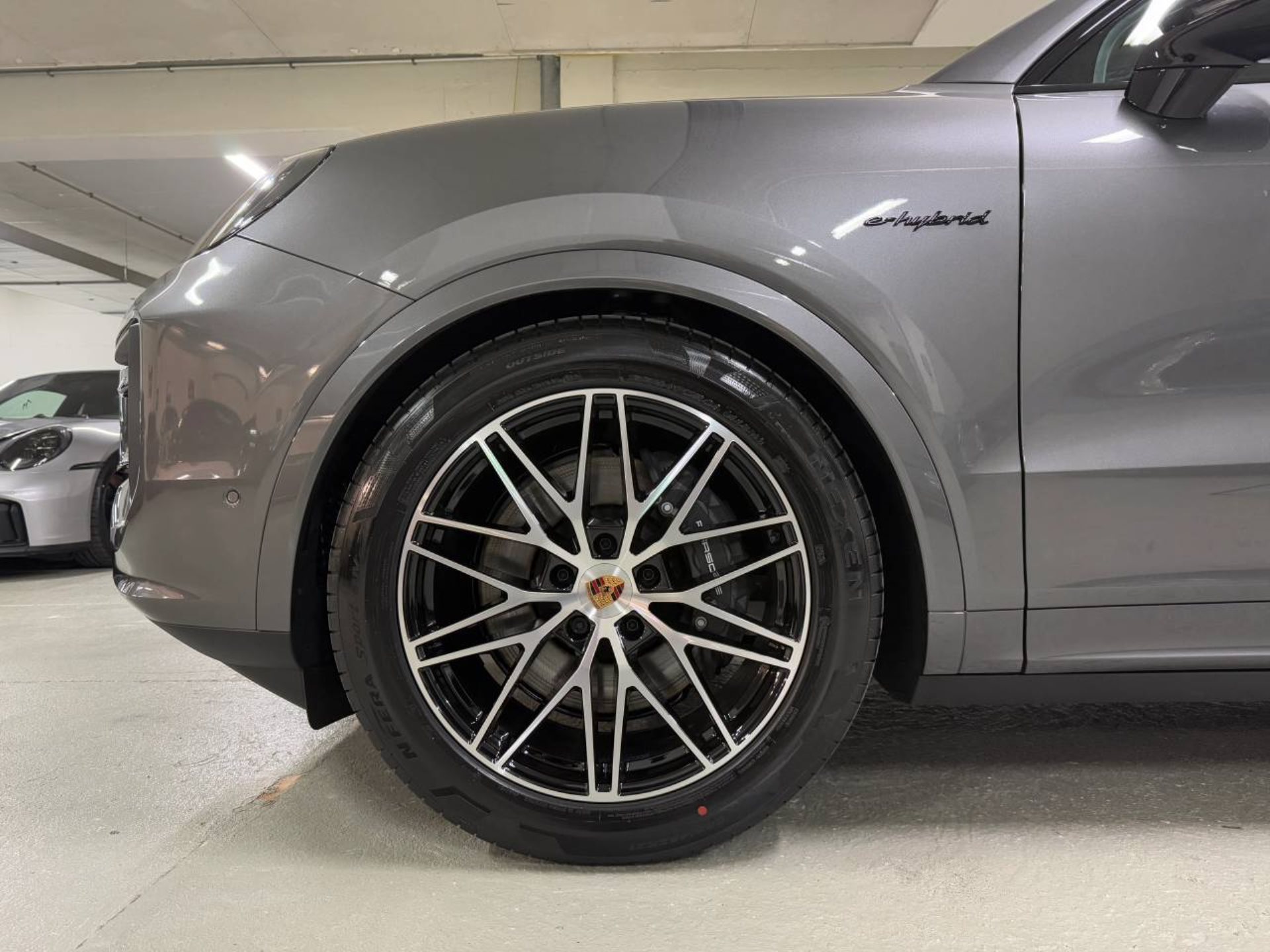 PORSCHE Cayenne E-Hybrid Black Edition-image-9