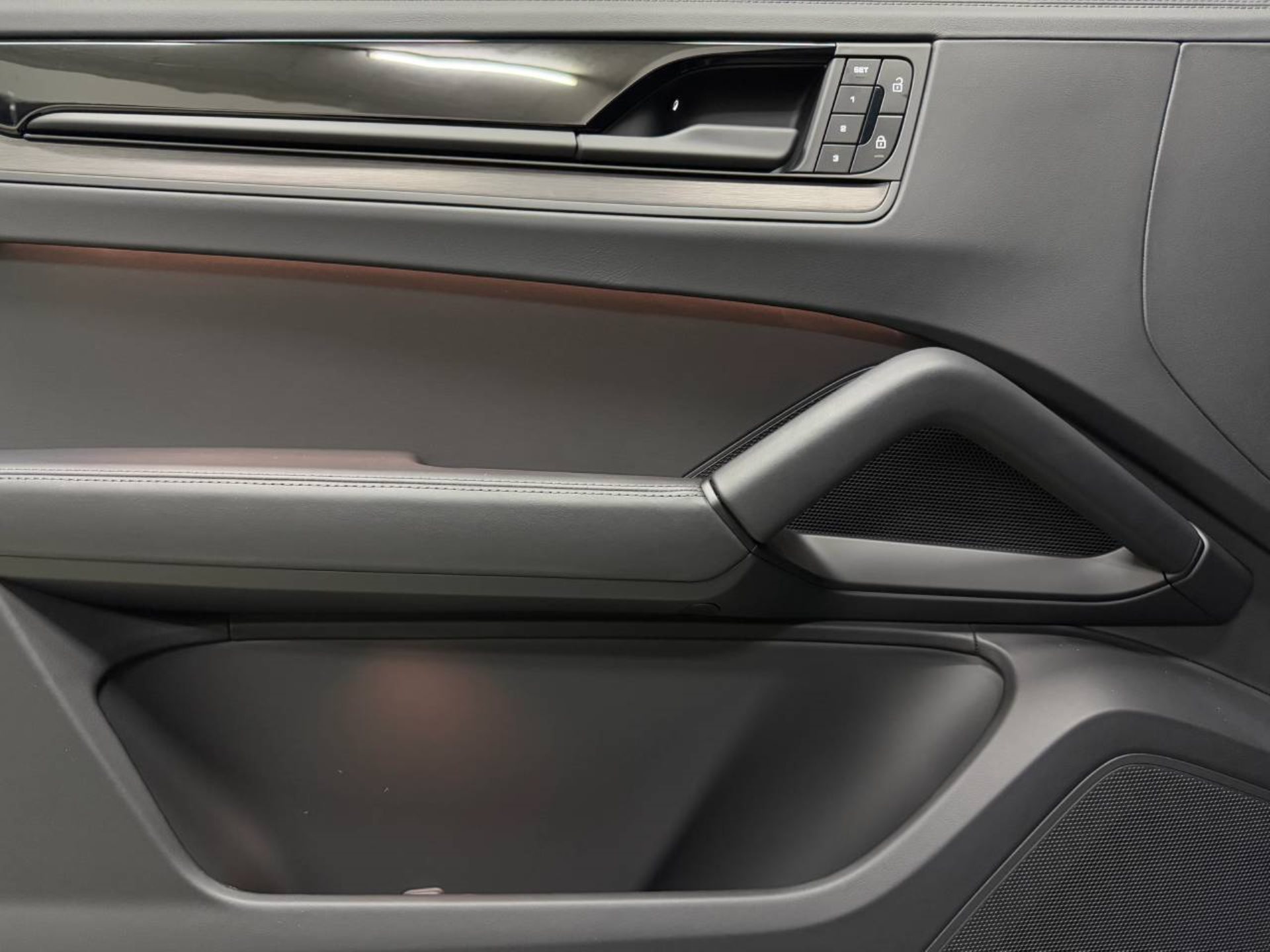 PORSCHE Cayenne E-Hybrid Black Edition-image-23
