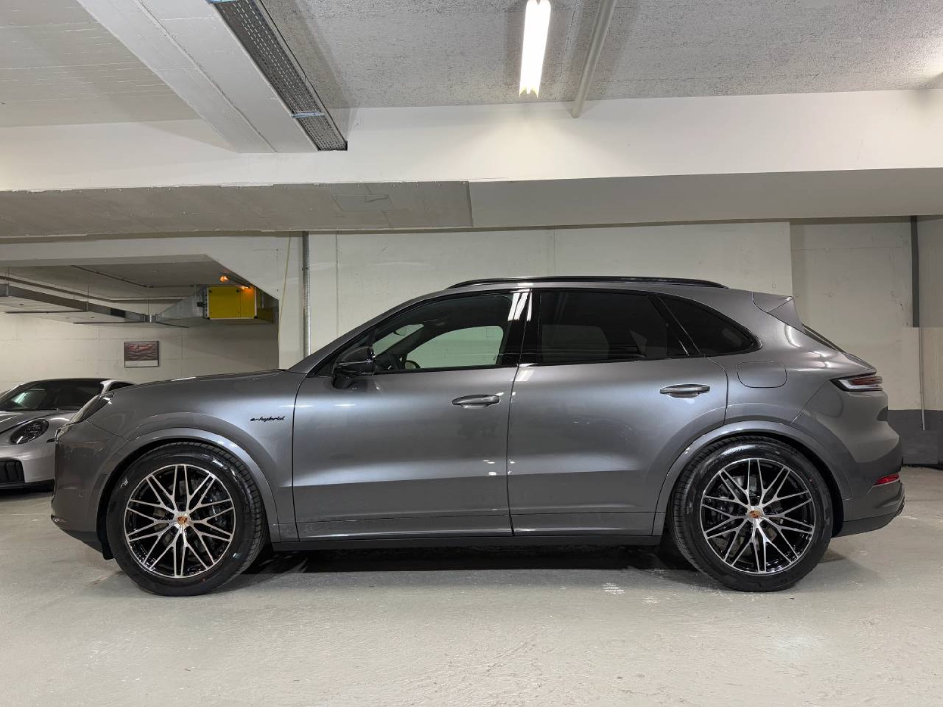 PORSCHE Cayenne E-Hybrid Black Edition-image-1