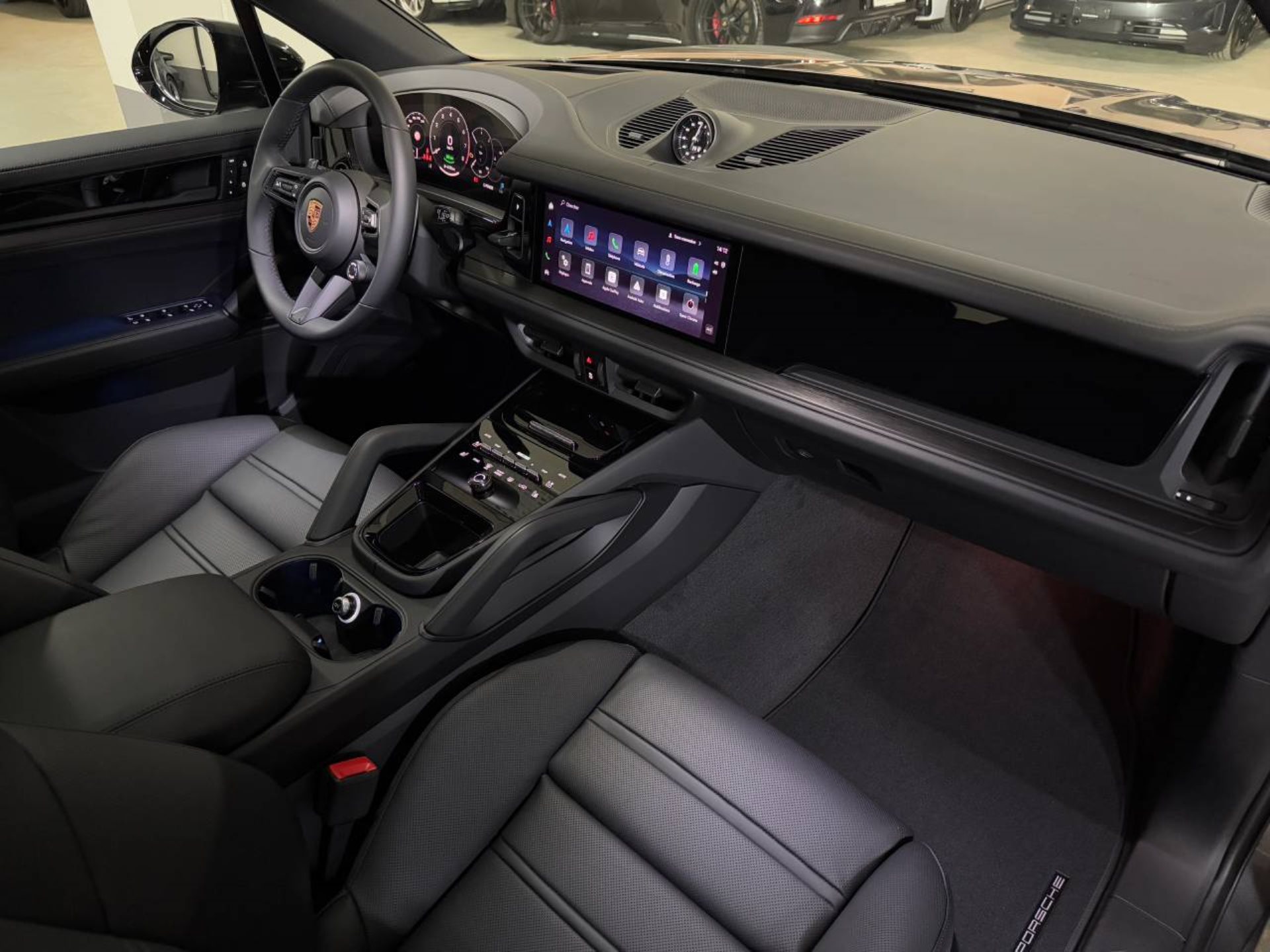 PORSCHE Cayenne E-Hybrid Black Edition-image-17