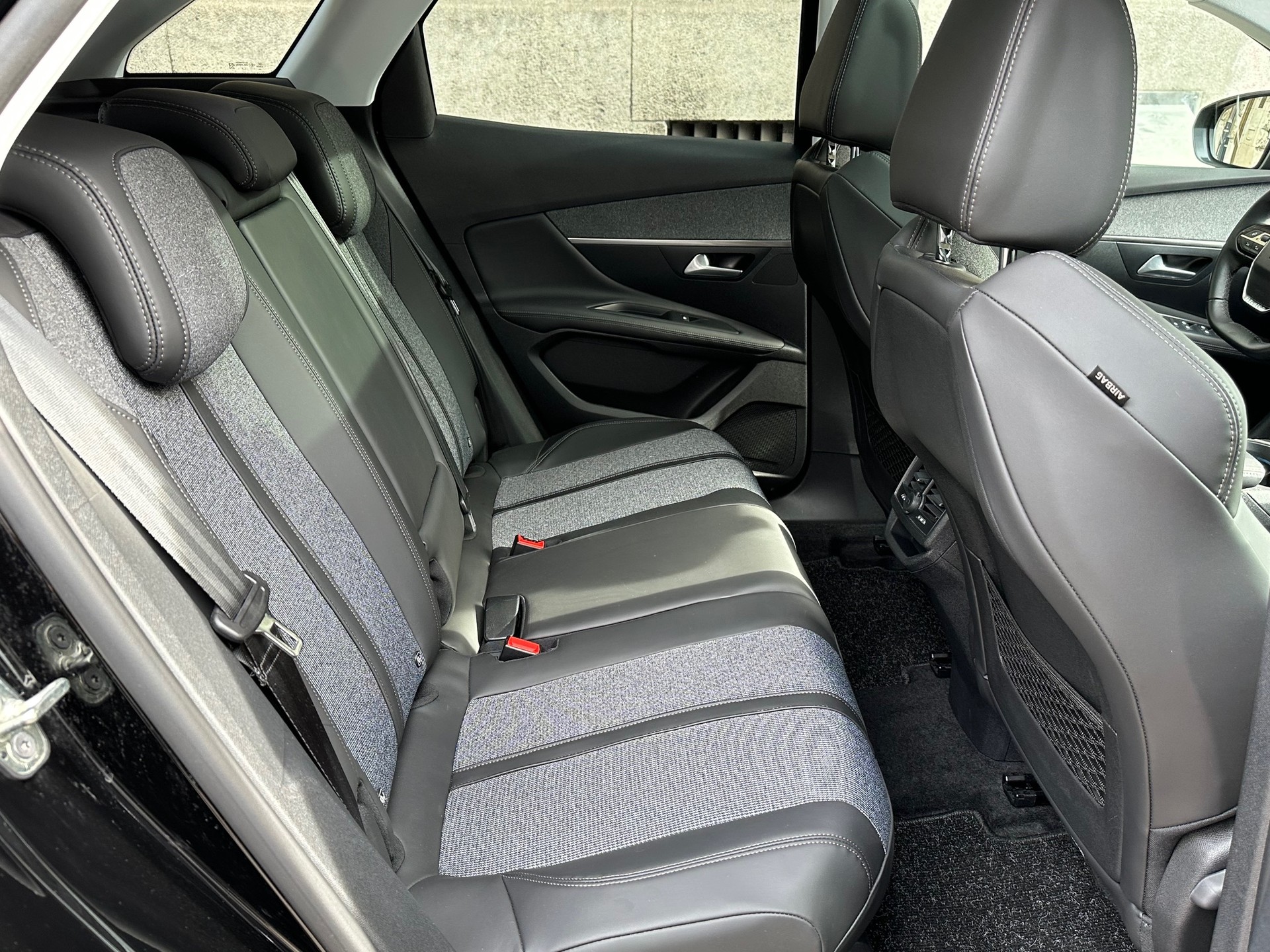 PEUGEOT 3008 2.0 BlueHDi GT EAT-image-9