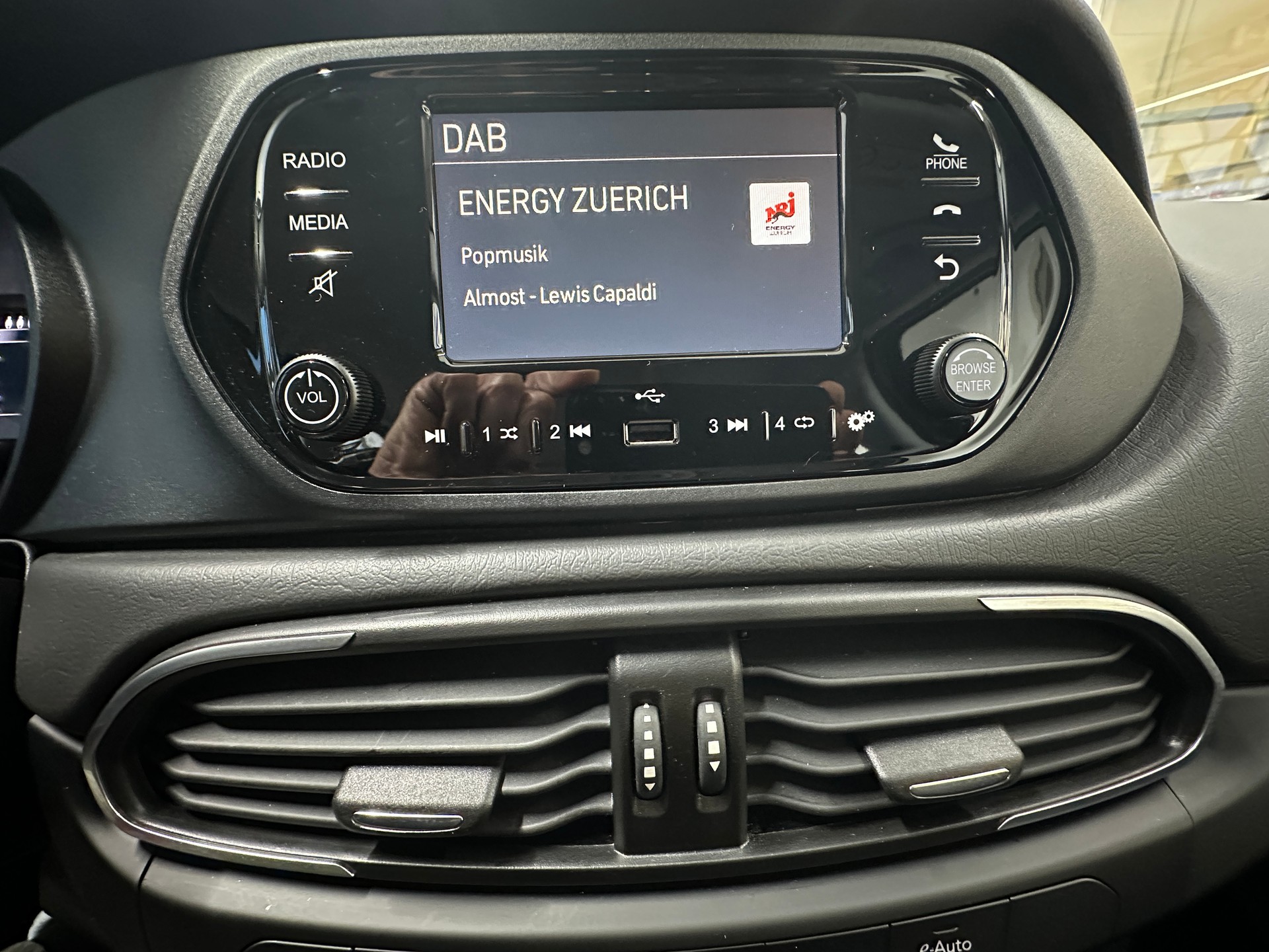 FIAT Tipo 1.5 Hybrid Station Wagon Cult-image-11