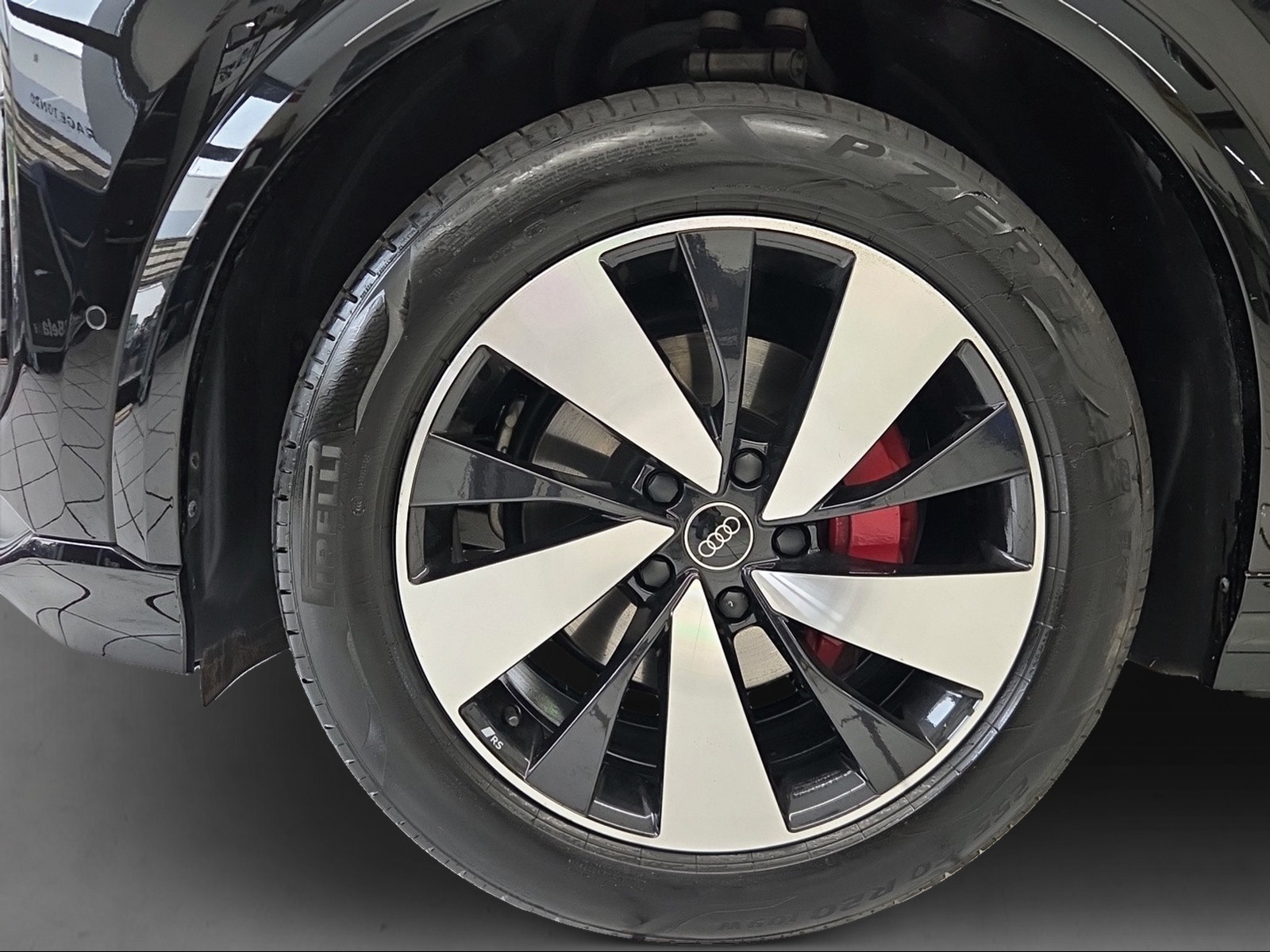 AUDI Q6 e-tron quattro-image-3