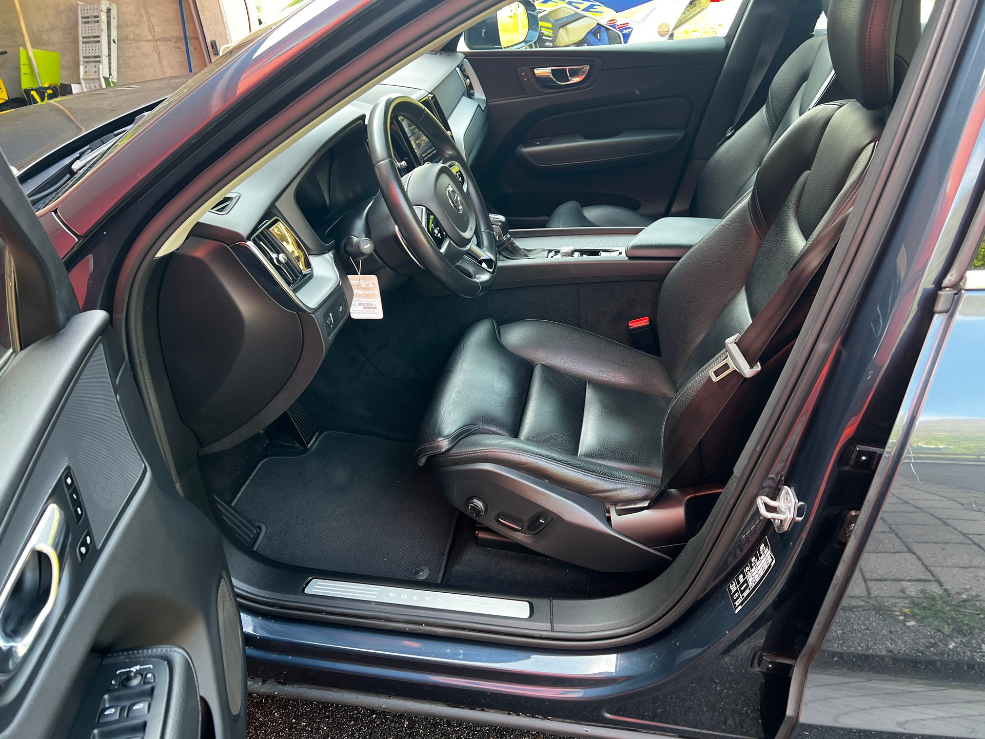 VOLVO XC60 D4 AWD Inscription Geartronic-image-3