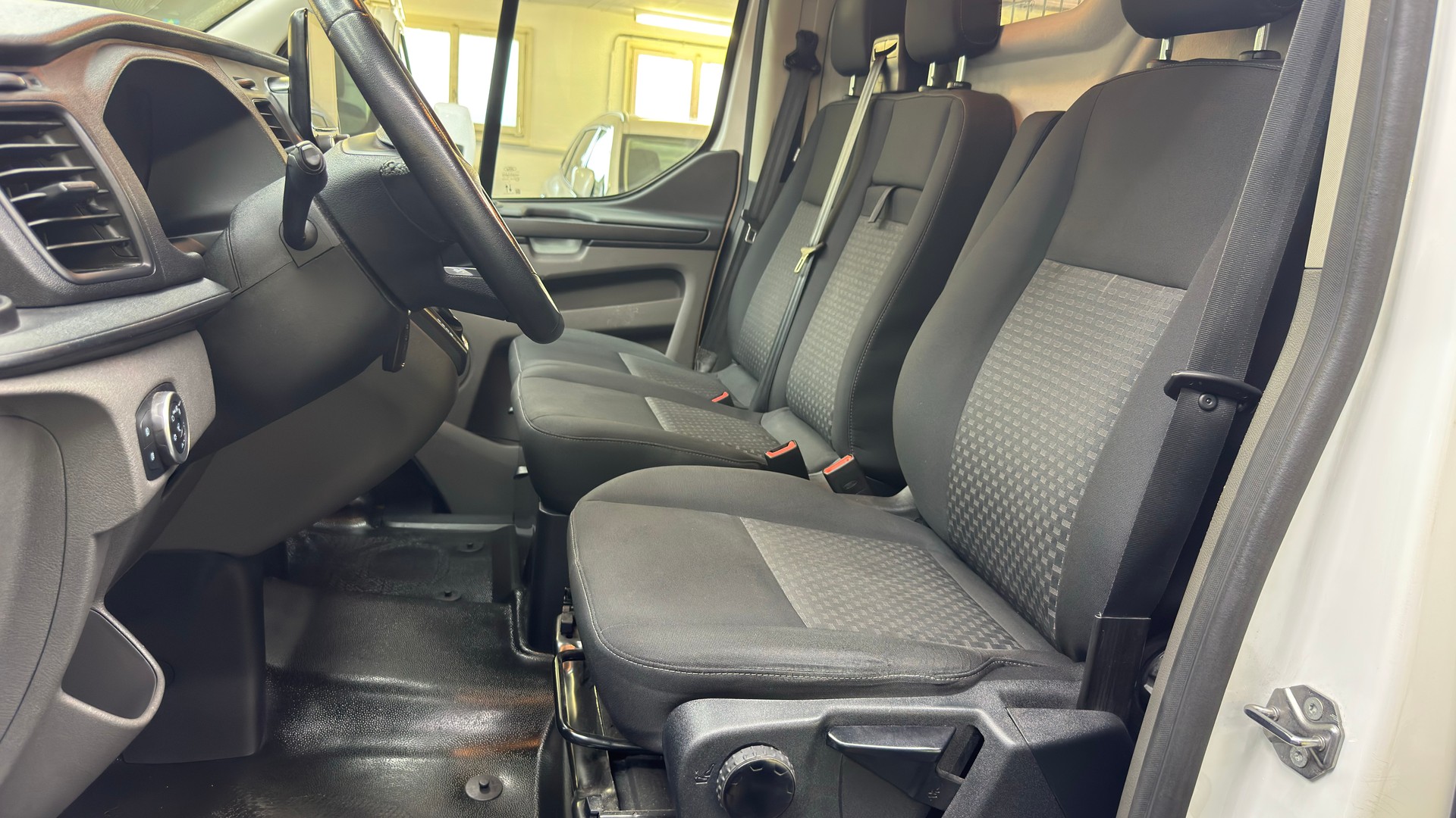 FORD Transit Custom Van 300 L1H1 Trend A-image-5