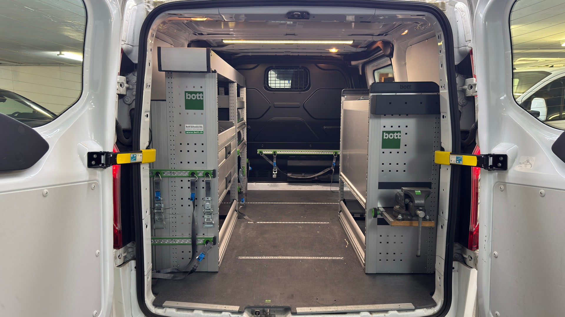FORD Transit Custom Van 300 L1H1 Trend A-image-11