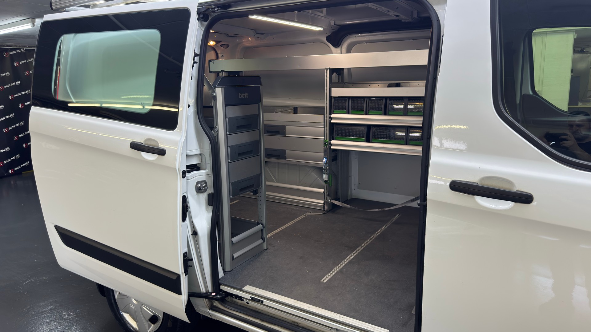 FORD Transit Custom Van 300 L1H1 Trend A-image-9