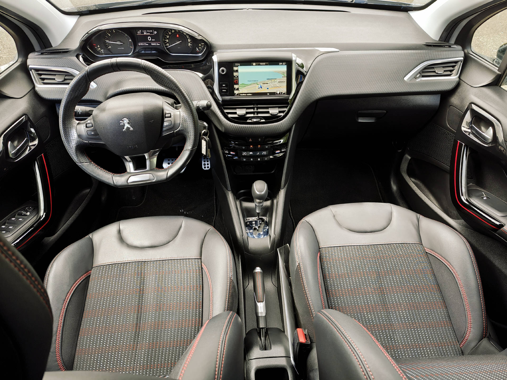 PEUGEOT 208 1.2 PureTech GT Line-image-11