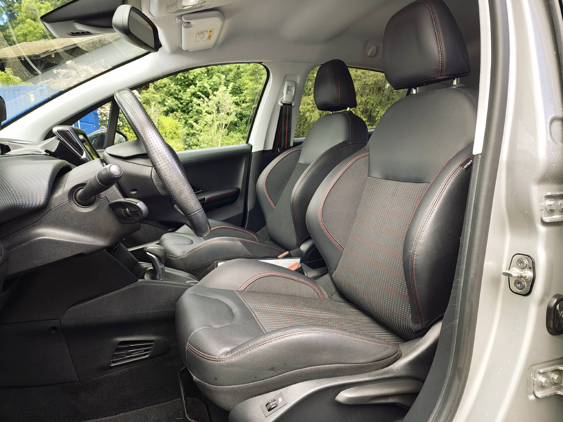 PEUGEOT 208 1.2 PureTech GT Line-image-9