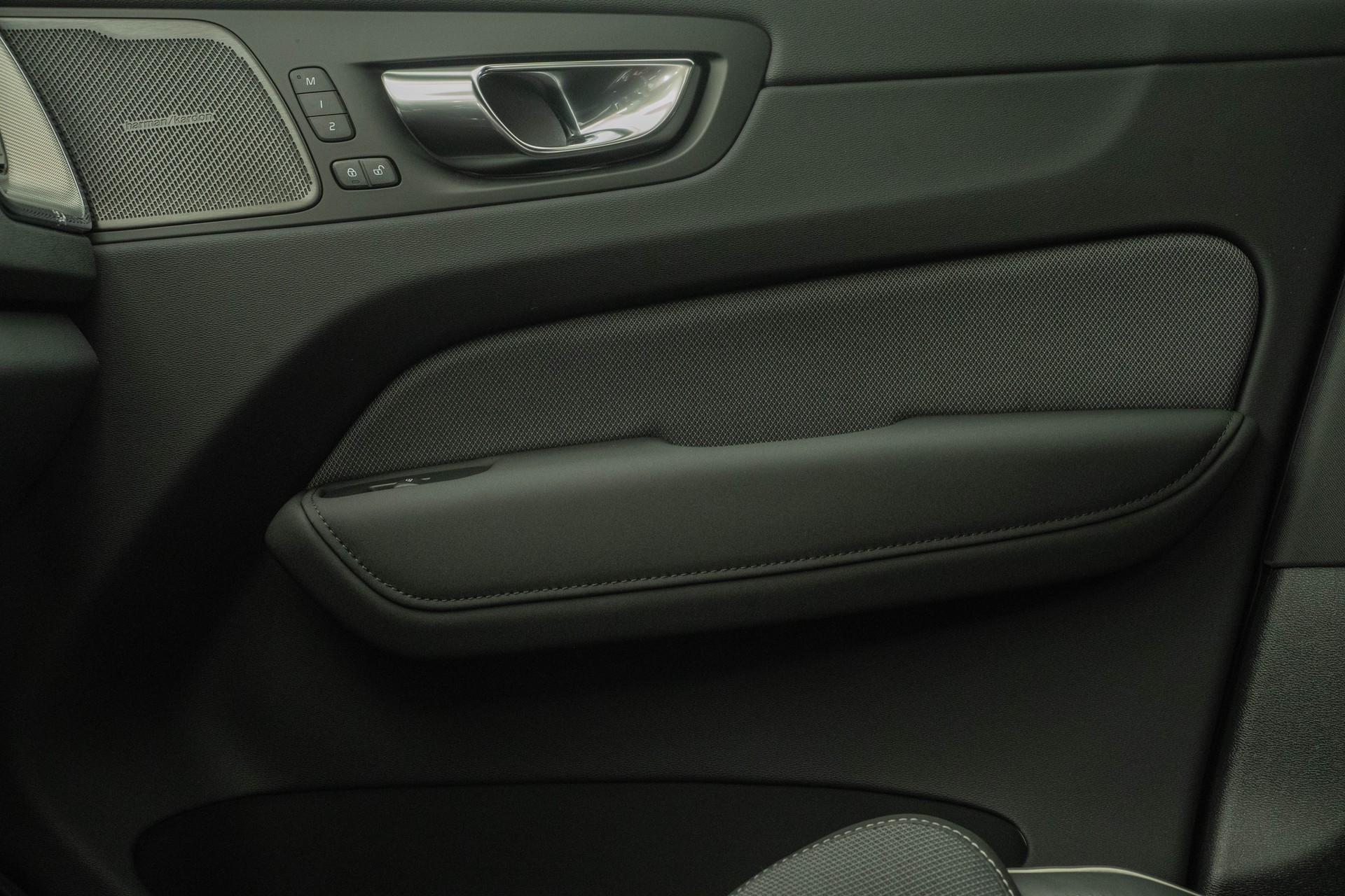 VOLVO XC60 2.0 T6 TE Black Edition eAWD-image-13