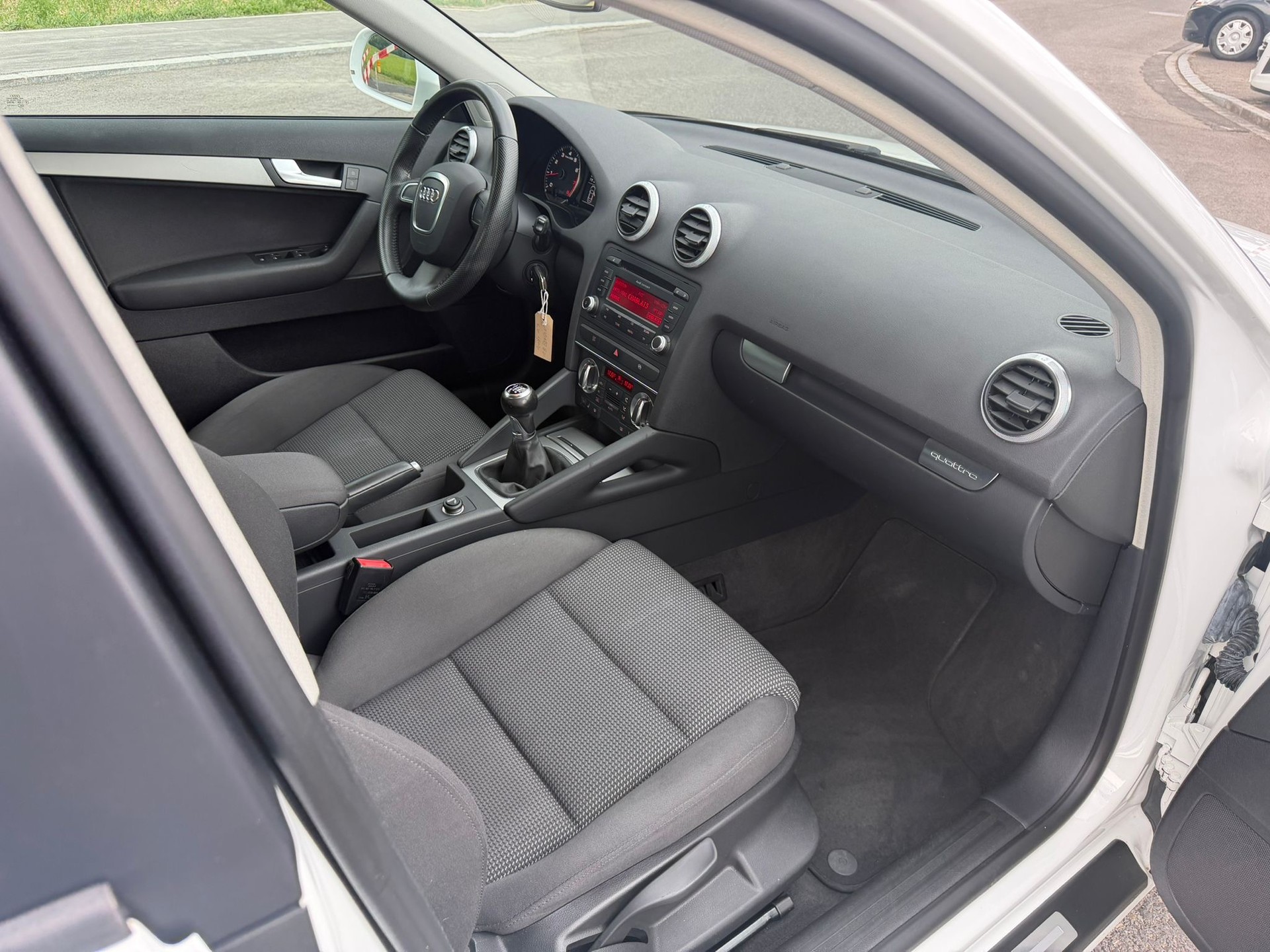 AUDI A3 Sportback 1.8 TFSI Ambiente quattro-image-8