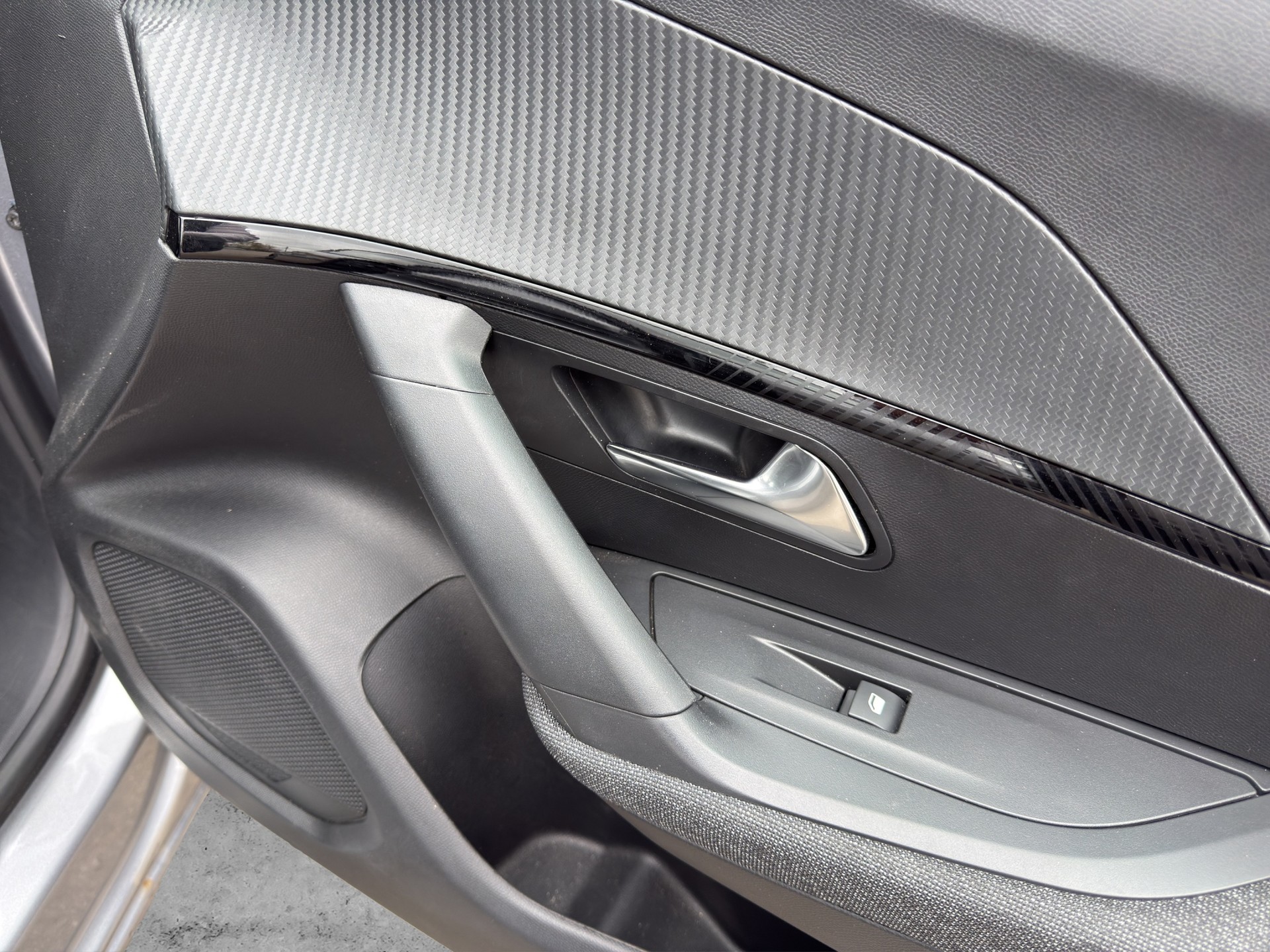 PEUGEOT 2008 1.2 Hybrid 145 Style-image-14