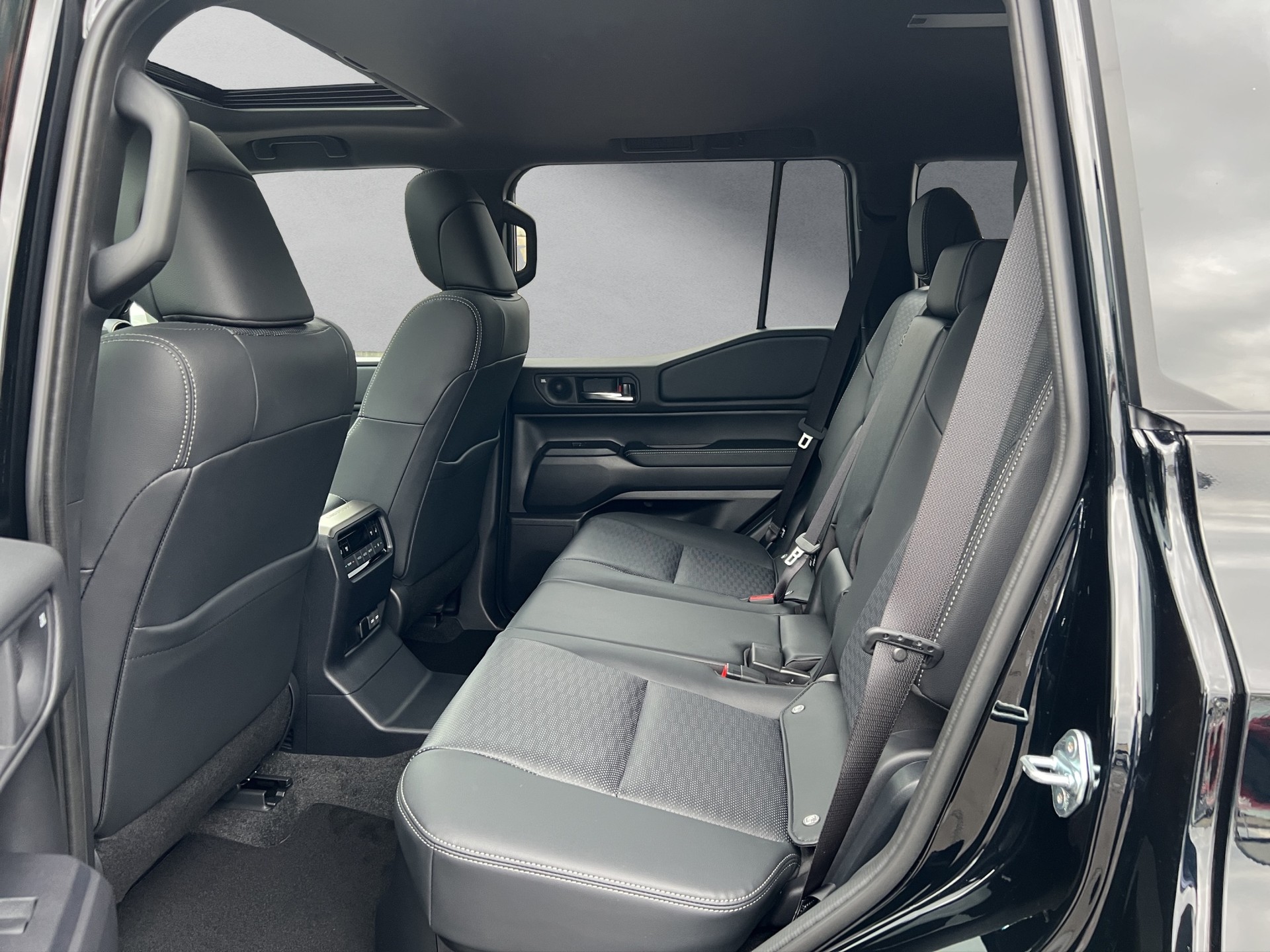 TOYOTA Land Cruiser 2.8 D 48V Invincible-image-10