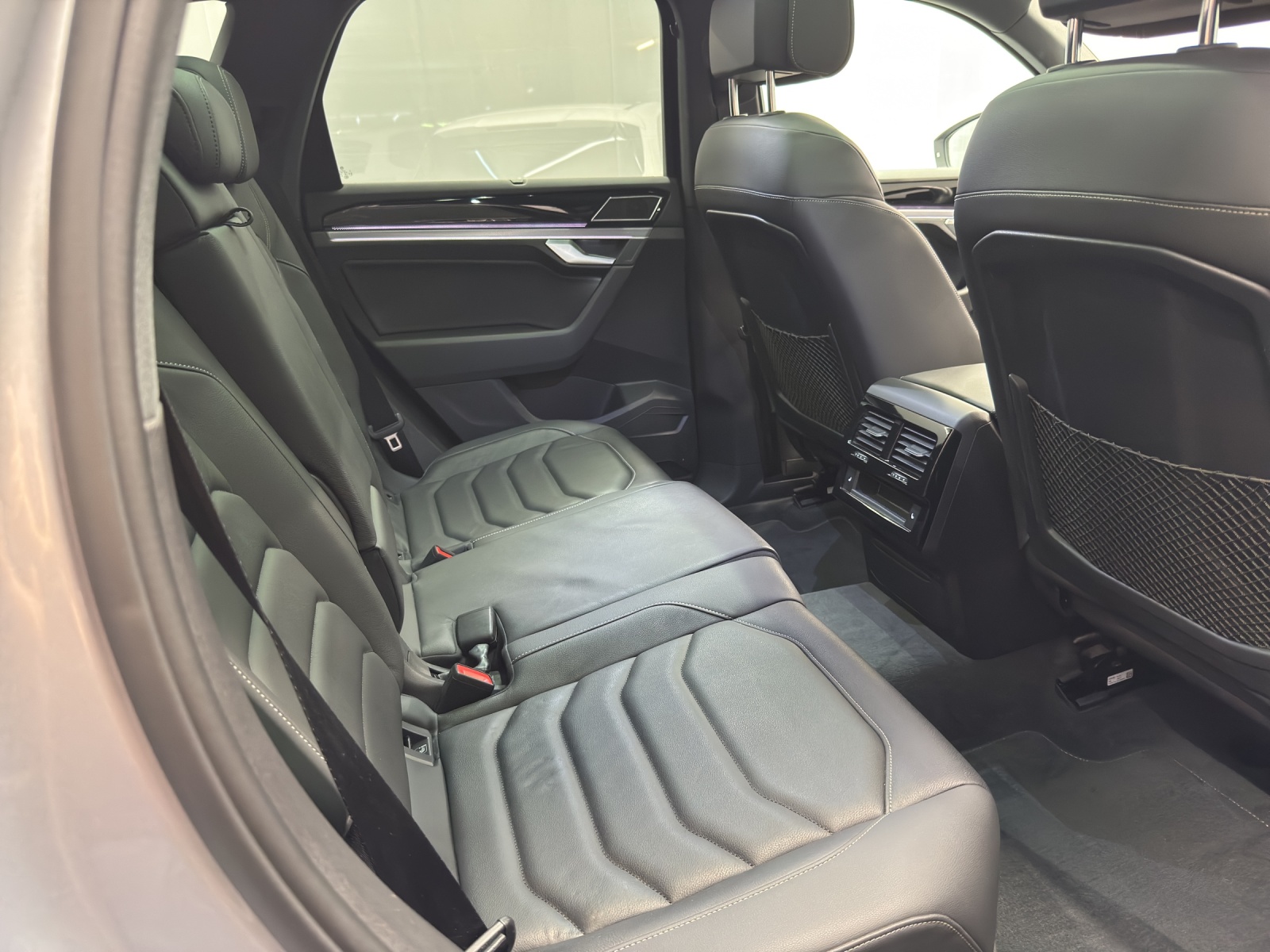 VW Touareg 3.0 V6 TDI 286 R-Line-image-9