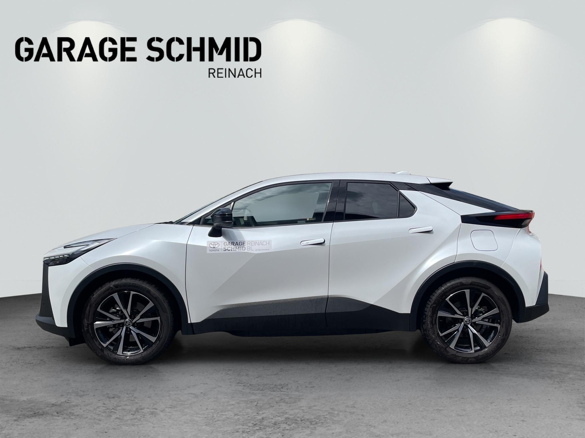 TOYOTA C-HR 2.0 PHEV Swiss Edition-showroom-element-3