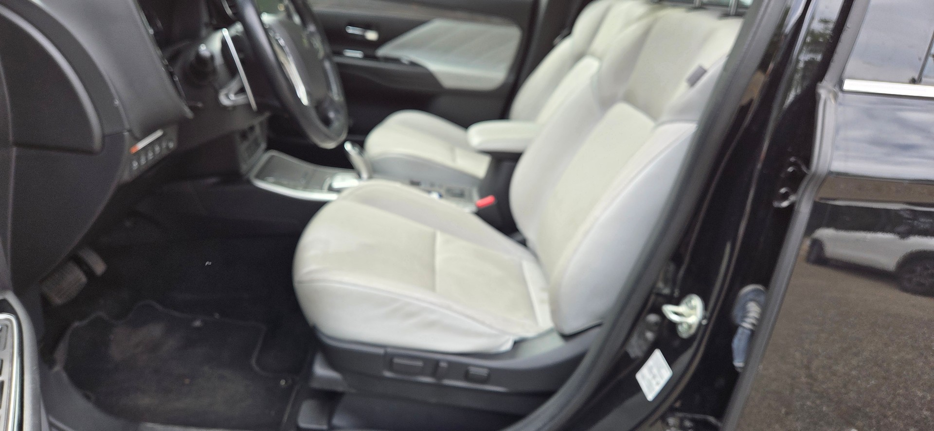 MITSUBISHI Outlander 2.4 PHEV Diamond 4WD Automatic-image-13