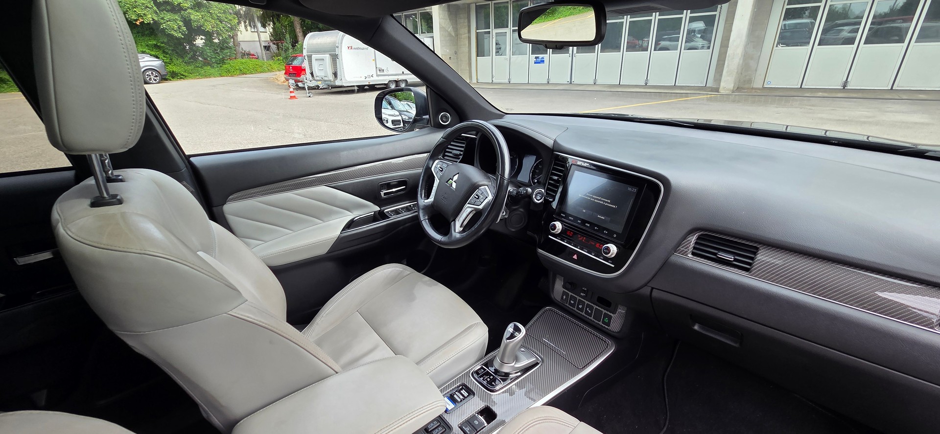 MITSUBISHI Outlander 2.4 PHEV Diamond 4WD Automatic-image-3