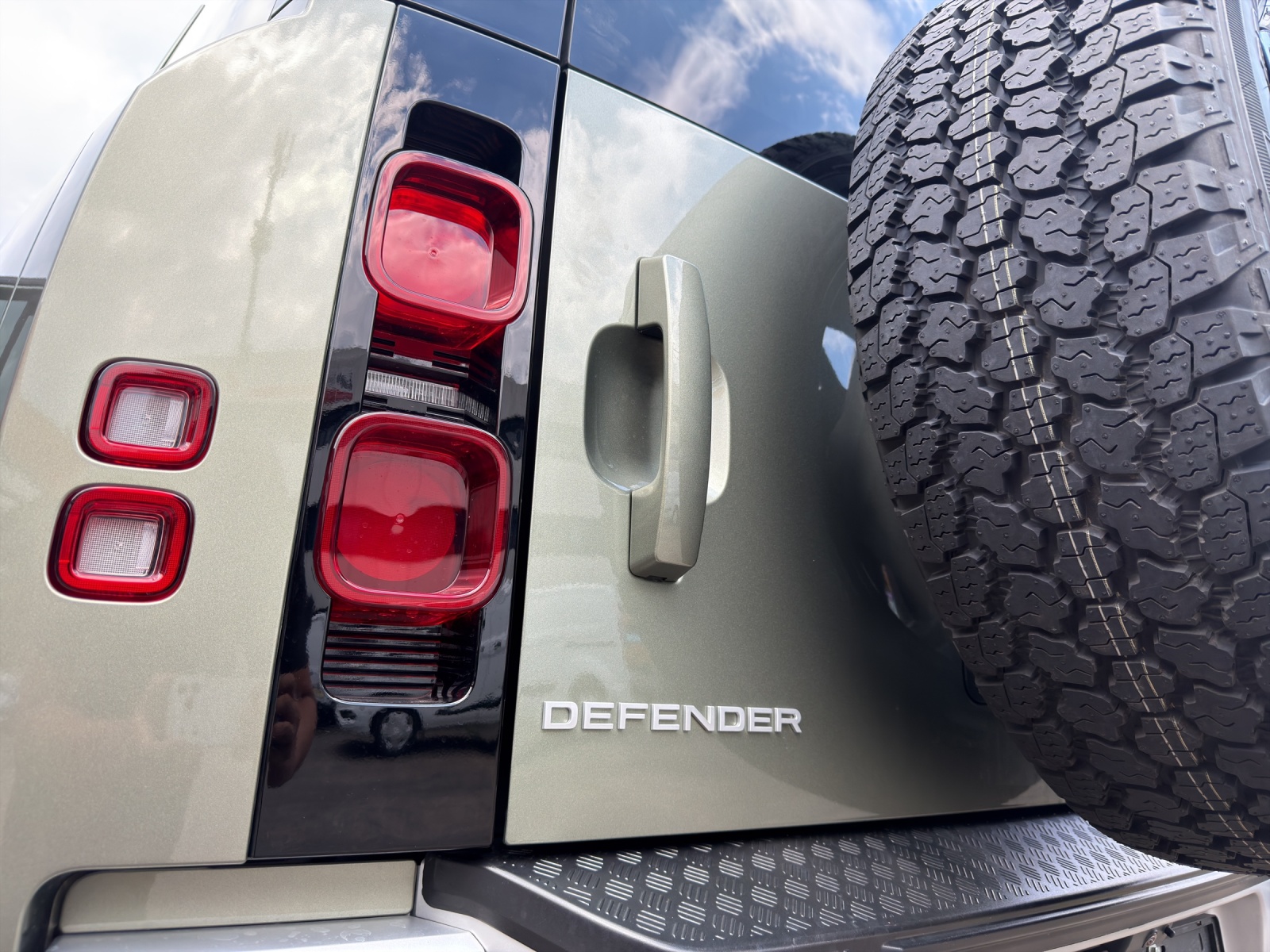 LAND ROVER Defender 110 3.0 D I6 250 S AWD AT8-image-16