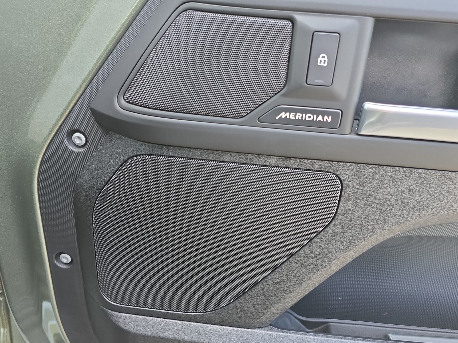 LAND ROVER Defender 110 3.0 D I6 250 S AWD AT8-image-21