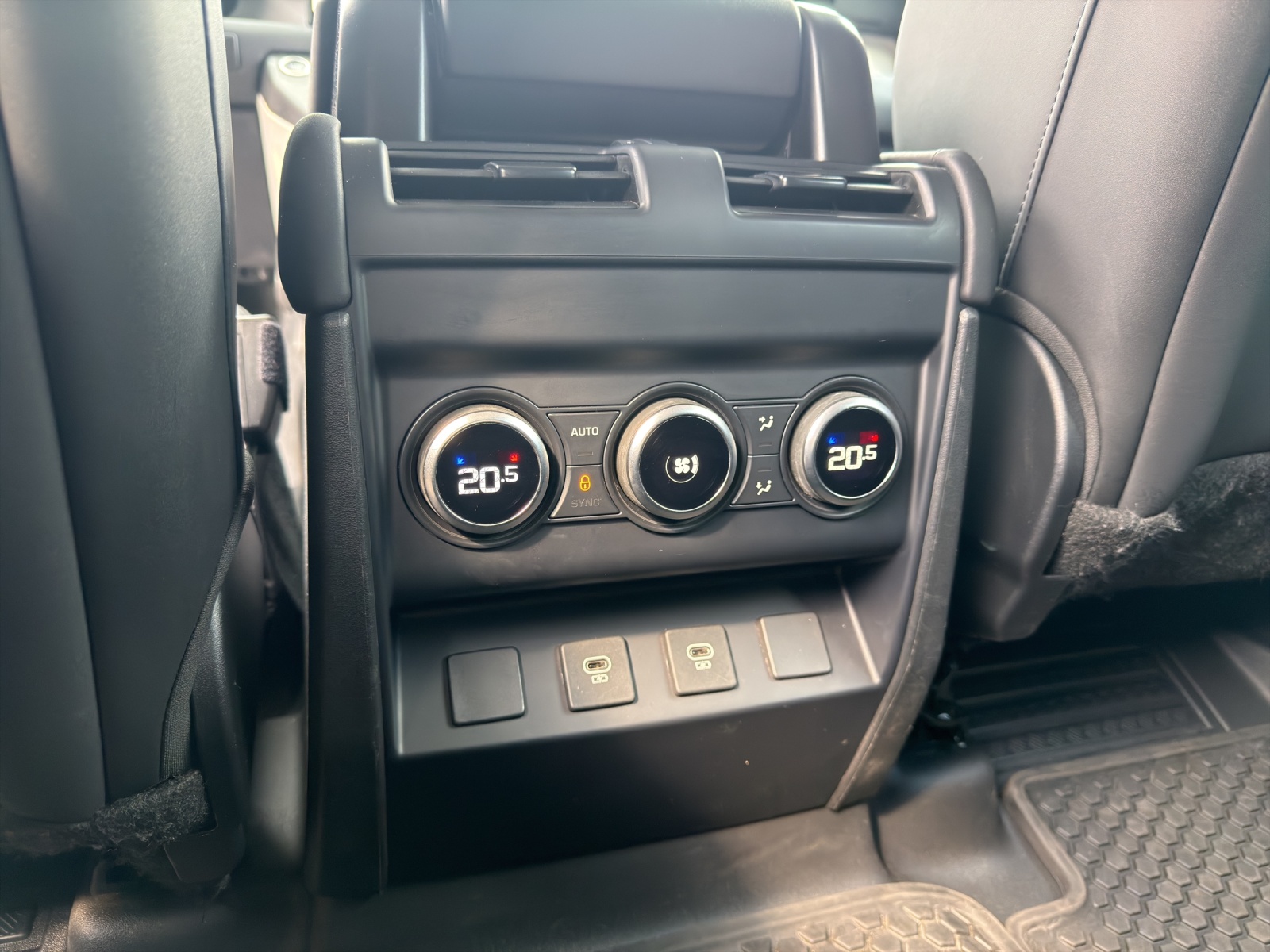 LAND ROVER Defender 110 3.0 D I6 250 S AWD AT8-image-21