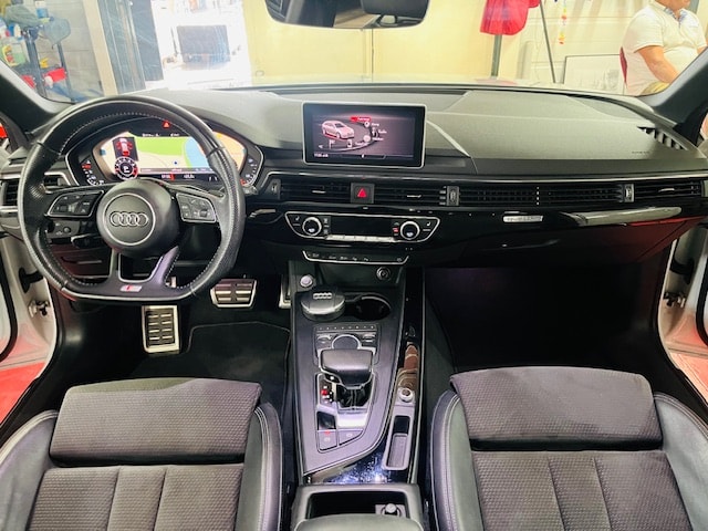 AUDI A4 Avant 2.0 TFSI S-line quattro S-tronic-image-12