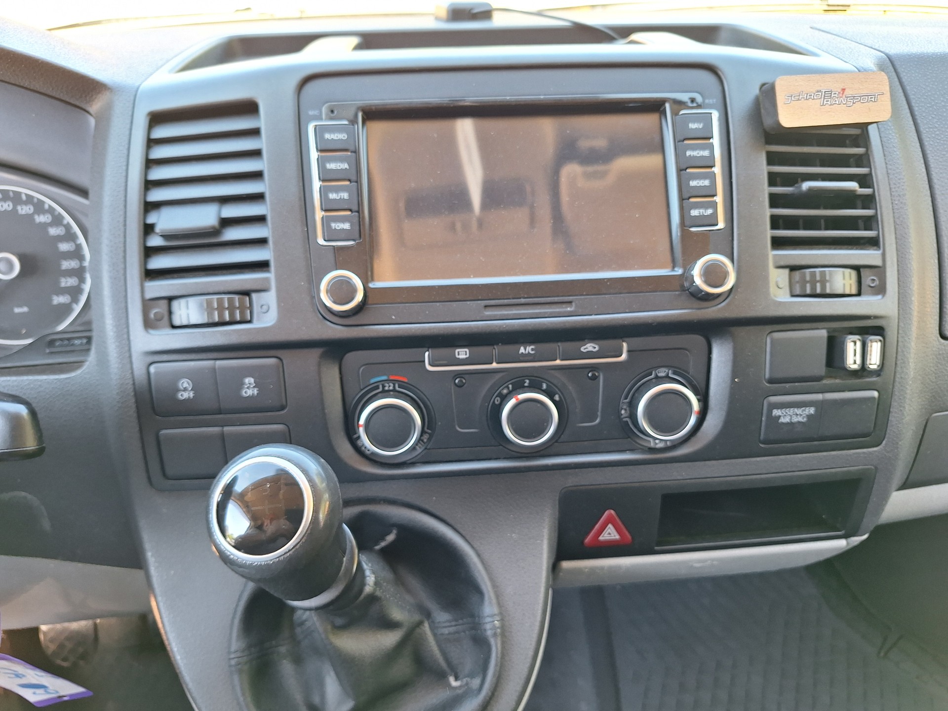 VW 2.0 TDI 4Motion 140PS Camper-image-11